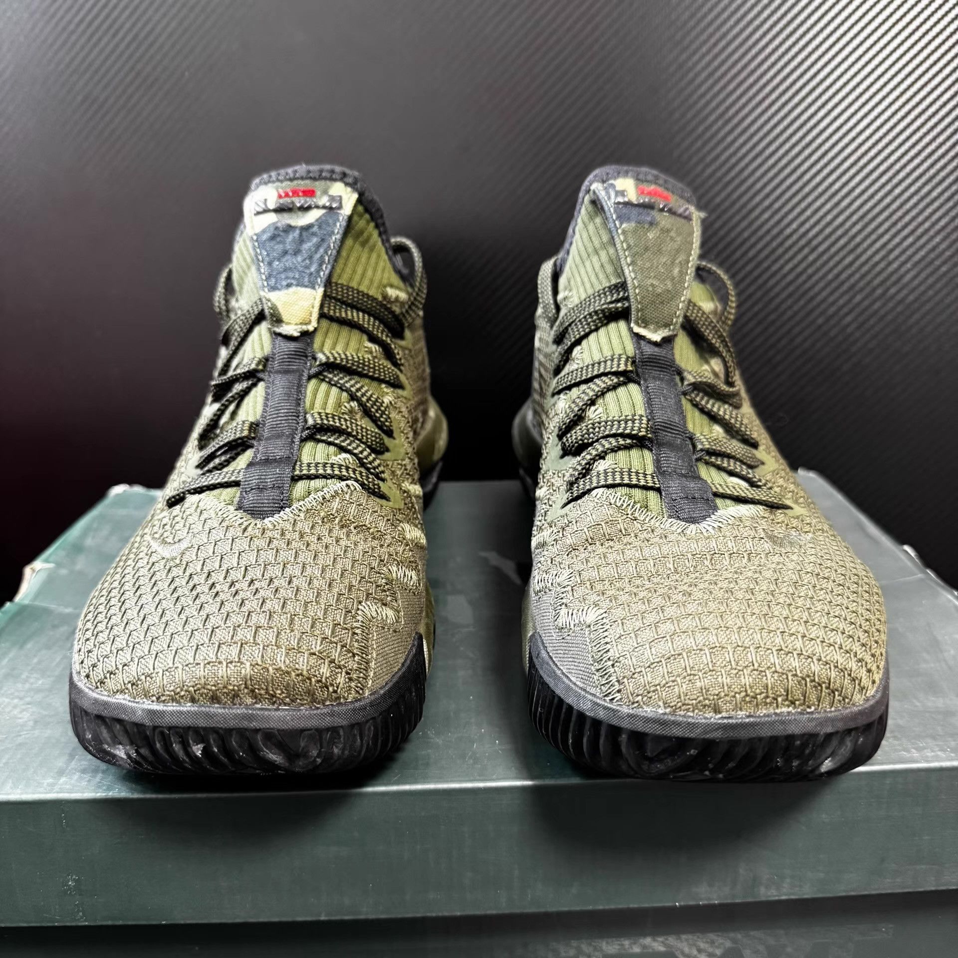 Nike Nike LeBron 16 Low Q11 Size US 9.5 / EU 42-43 - 4 Thumbnail