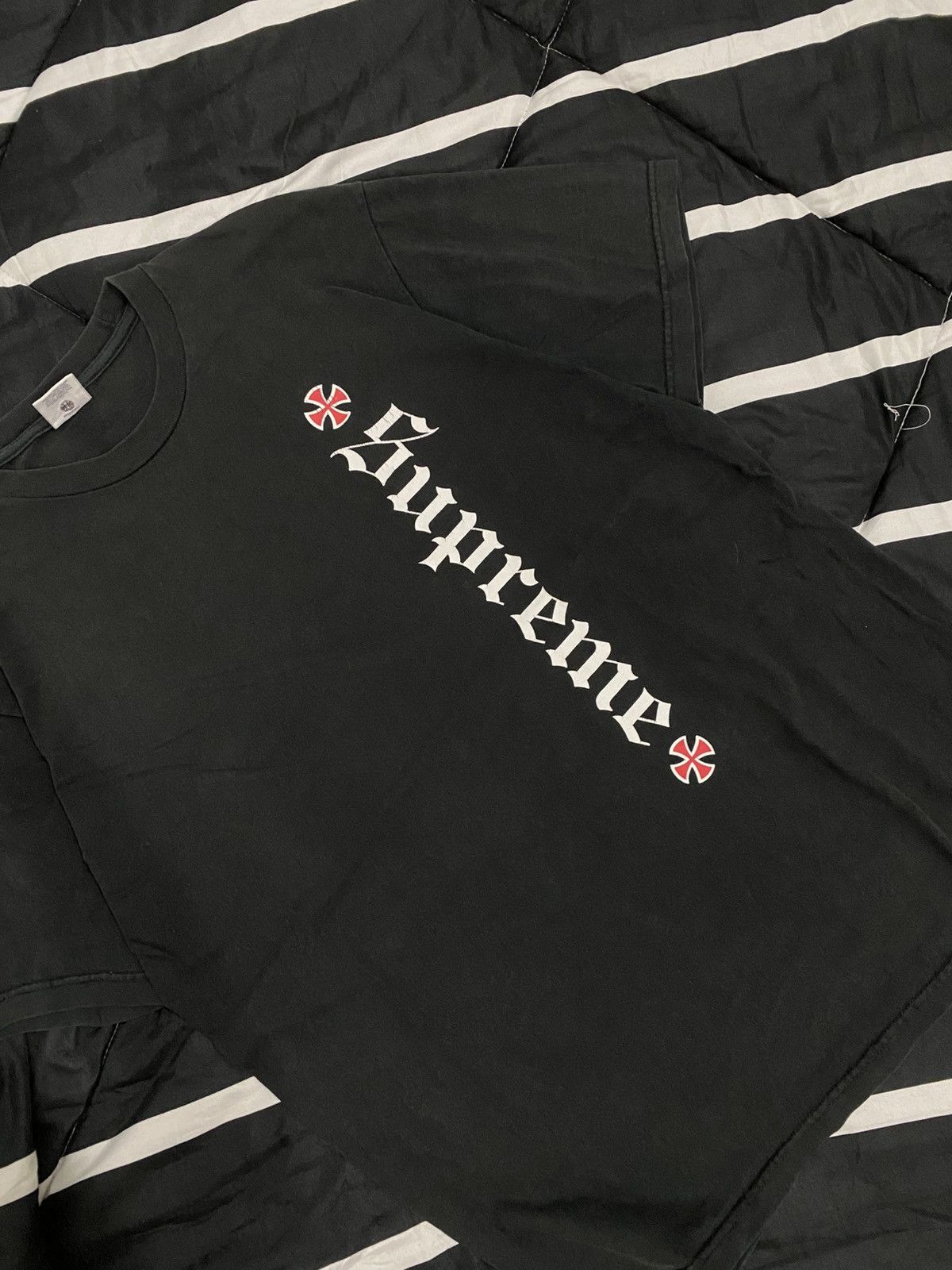 Independent Truck Co. Supreme x Independent Truck. Co Old English Tee Size US M / EU 48-50 / 2 - 2 Thumbnail