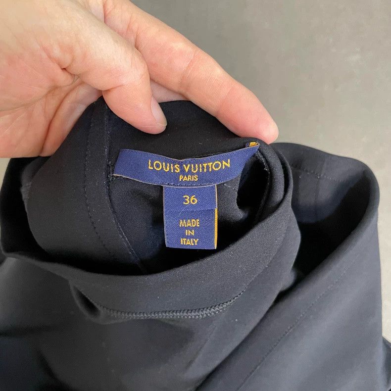 Louis Vuitton Black hem full of logo short sleeves