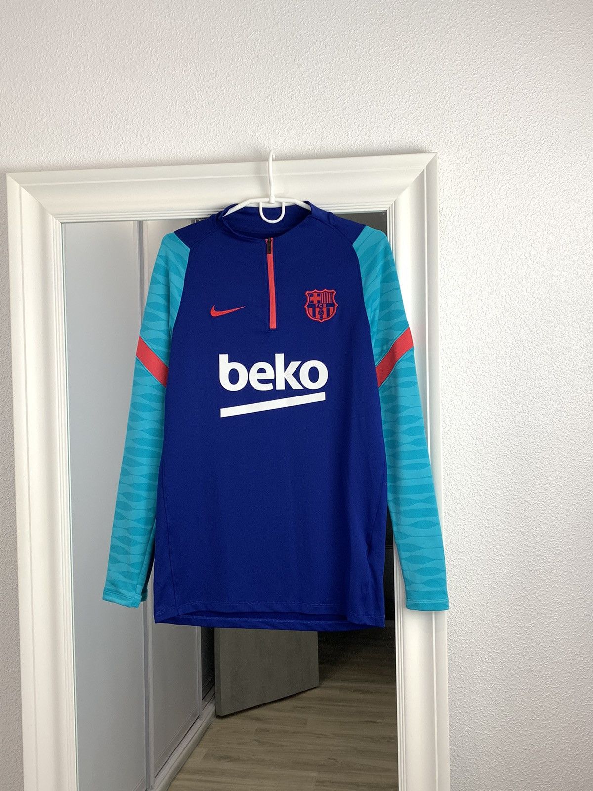 Nike FC Barcelona Soccer Jersey Long Sleeve T-Shirt Size:S