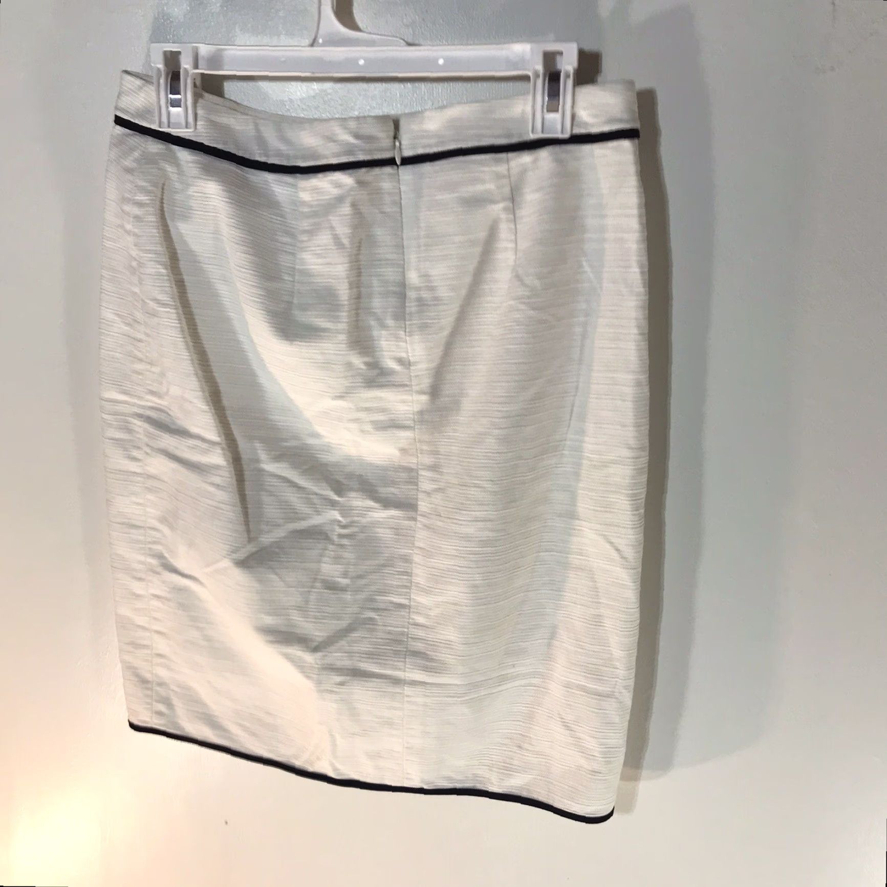 Ann Taylor Ann Taylor Women's Pencil Skirt Petite Knee Length White Mid Rise Spandex Cotton Zipper Modern Style Size 30" / US 8 / IT 44 - 2 Thumbnail