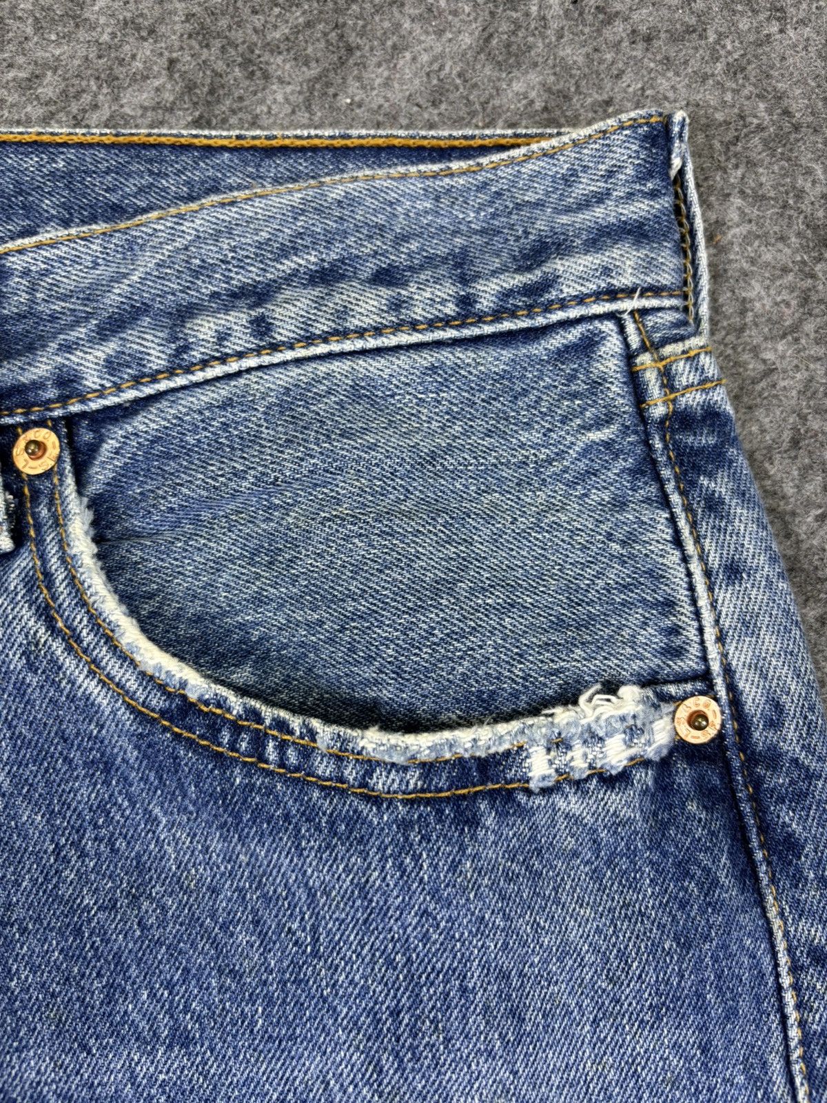 Levi's Vintage Levis 501 Original Cut Medium Wash Denim F966 Size US 31 - 7 Thumbnail