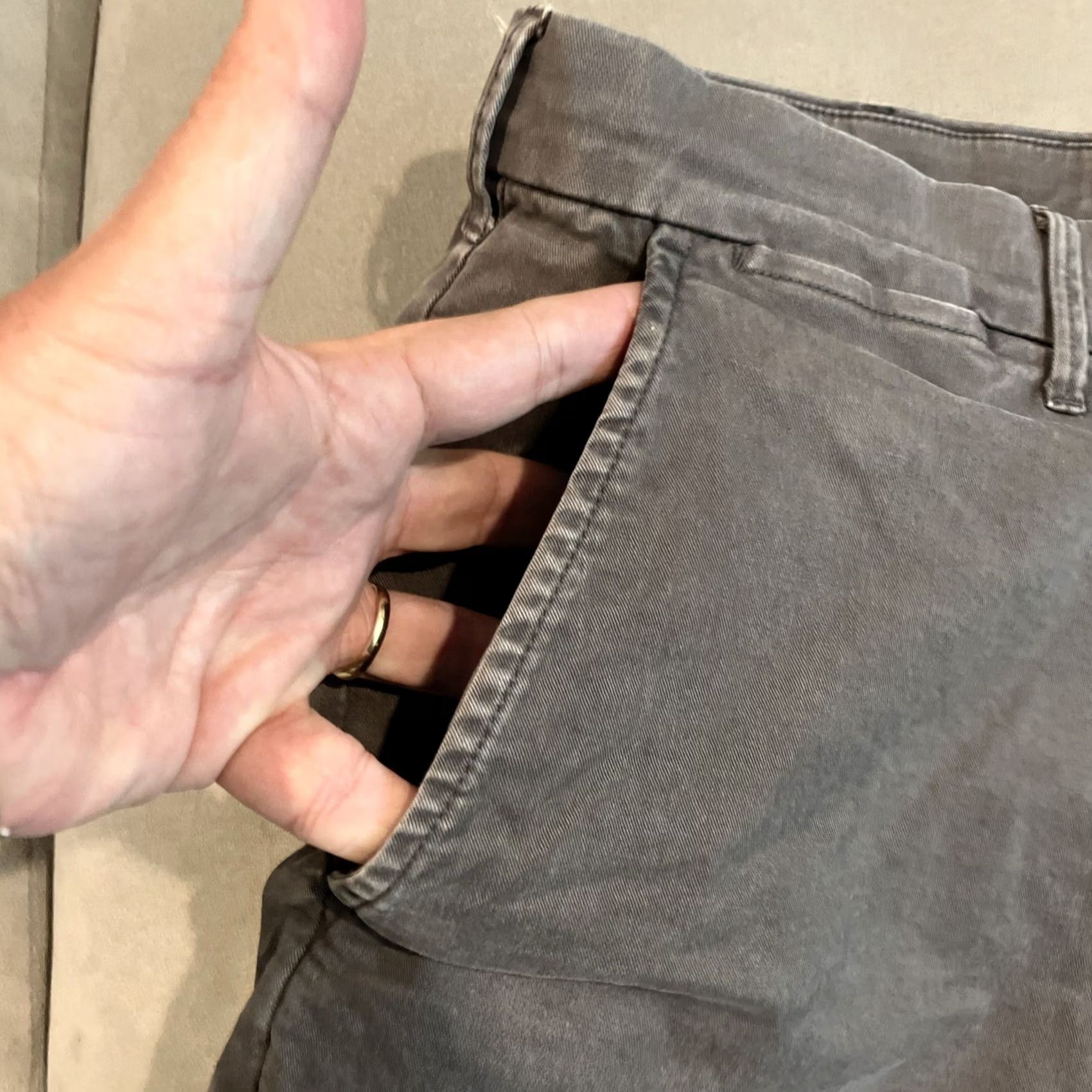 Gap GAP Chino Flat Front Shorts 40x7 Gun Metal Gray Mens 40 Inseam 7in Khaki Gray Front Flat Mens Size US 40 / EU 56 - 2 Thumbnail