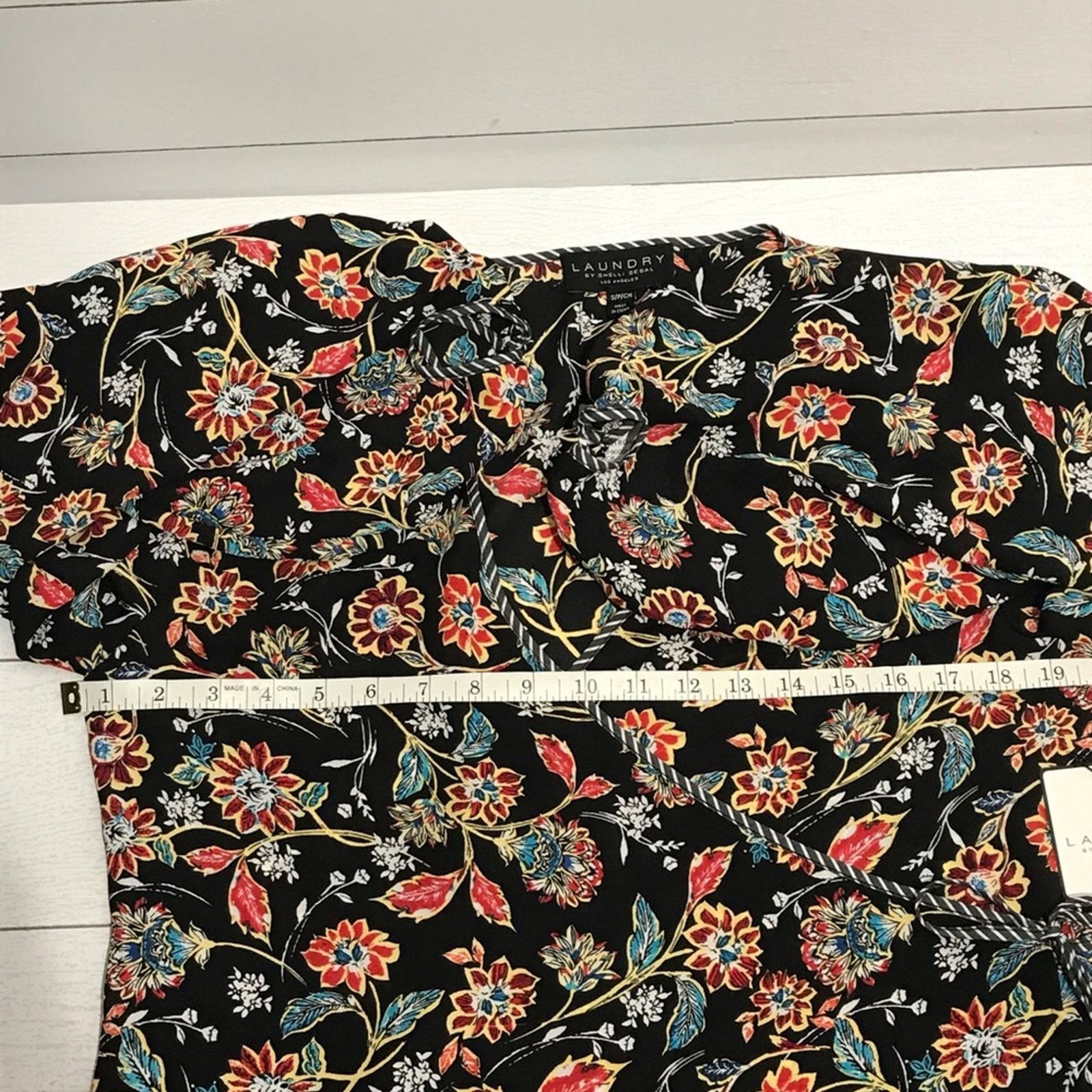 Laundry by Shelli Segal Laundry Shelli Segal Black Floral Wrap Top S NWT Size S / US 4 / IT 40 - 9 Thumbnail