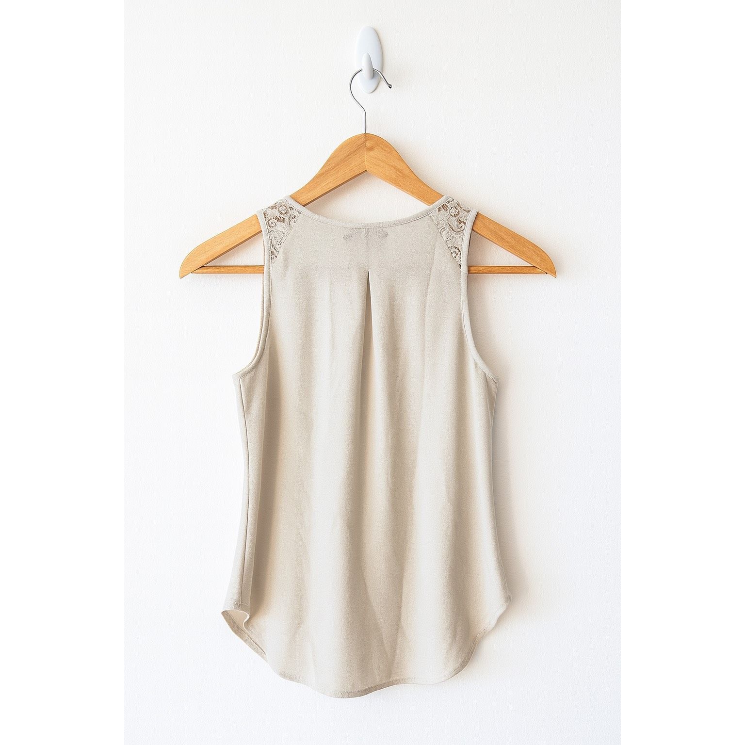 Van Heusen Van Heusen White Lace Back Sleeveless Blouse Size XS Button Size XS / US 0-2 / IT 36-38 - 3 Thumbnail