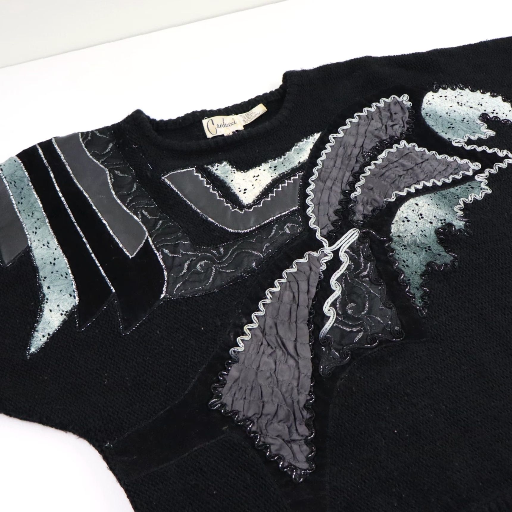Vintage VINTAGE Carducci Sweater Mens M Black Chunky-Knit Crew Neck 3d Embellished Ribbon Lace 80s 90s Dad Core Pullover Modern Retro Style/Coogi-inspired Size US M / EU 48-50 / 2 - 3 Thumbnail