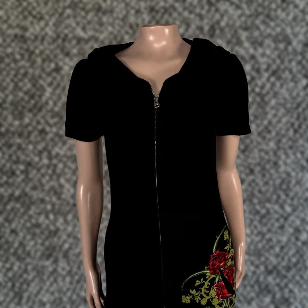 Vintage VINTAGE Floral Y2K Gramm Sweater Dress M Hooded Zip Knit Acrylic Pockets 90s Black Womens Short Sleeve Crew Neck Mini Casual (Bust 32" w/ stretch) Size M / US 6-8 / IT 42-44 - 1 Thumbnail