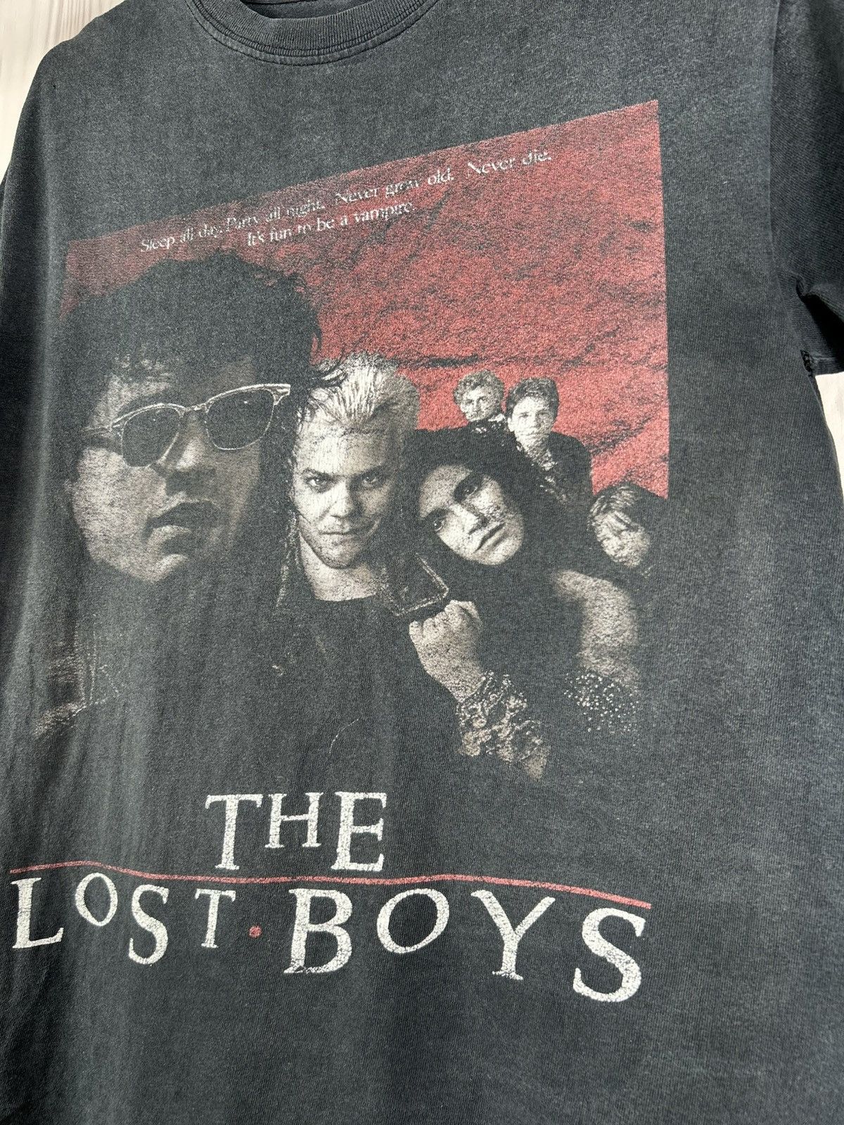 Vintage Vintage The Lost Boys Movie Horror Vampire T-Shirt Faded Size US XS / EU 42 / 0 - 3 Thumbnail