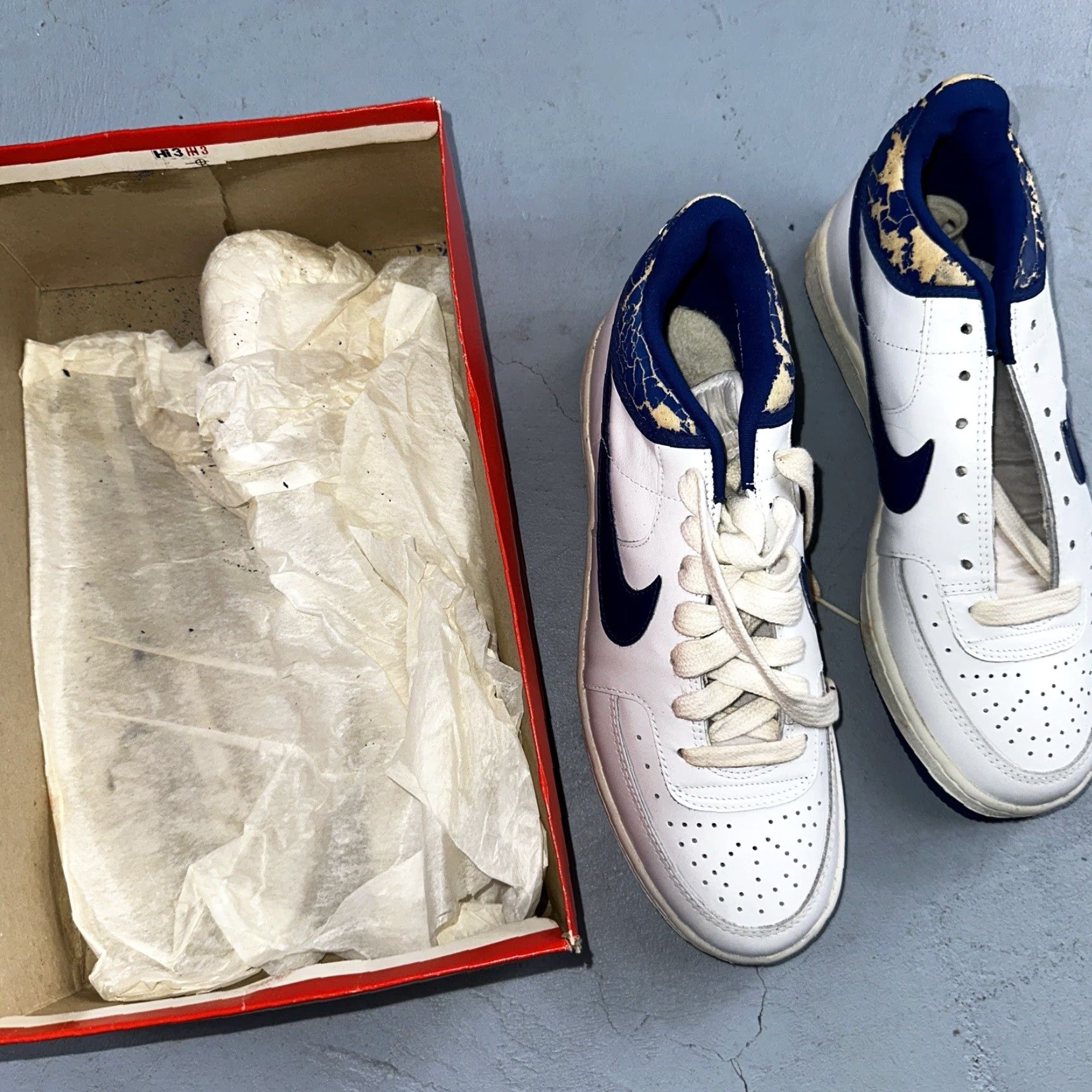 Nike VINTAGE Nike Sky Force 3/4 Sneakers Men 10 White Blue 80s Athletic Size US 10 / EU 43 - 5 Thumbnail