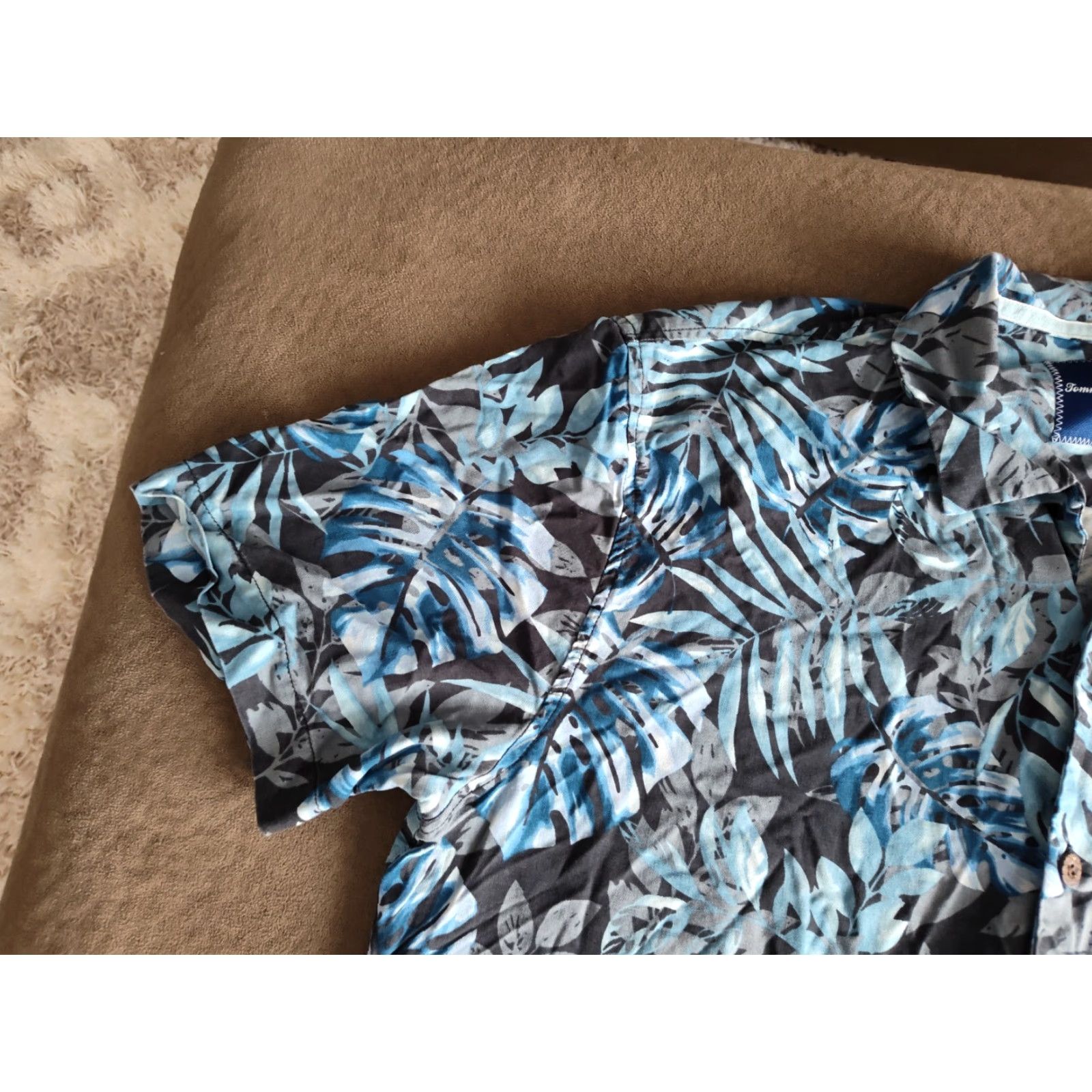 Tommy Bahama Tommy Bahama Hawaiian Camp Shirt, Black Blue Floral, Adult Large, Silk, Short Sleeve, Mens Size US L / EU 52-54 / 3 - 7 Thumbnail