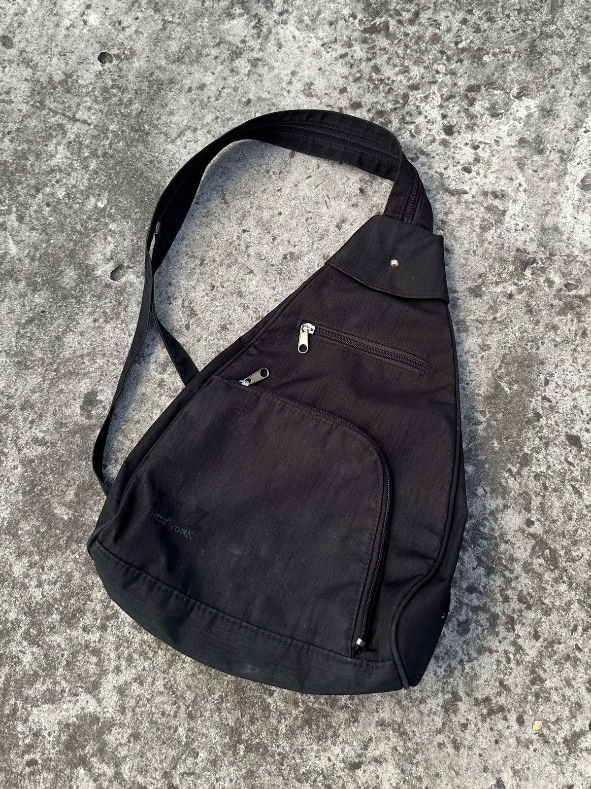 Japanese Brand Y2K Sling Bag Rare Streetwear Casual Shoulder bags Hype VTg Size ONE SIZE - 1 Thumbnail