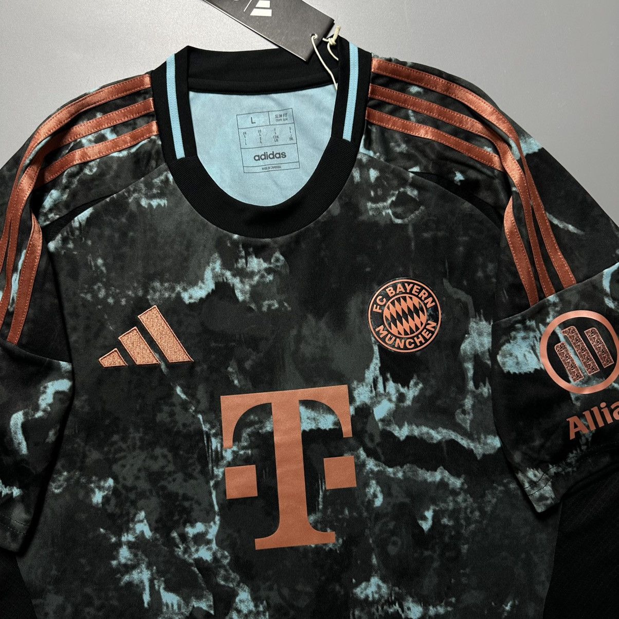 Vintage BAYERN ADIDAS 2024/2025 FOOTBALL AWAY JERSEY #19 DAVIES Size US L / EU 52-54 / 3 - 5 Thumbnail