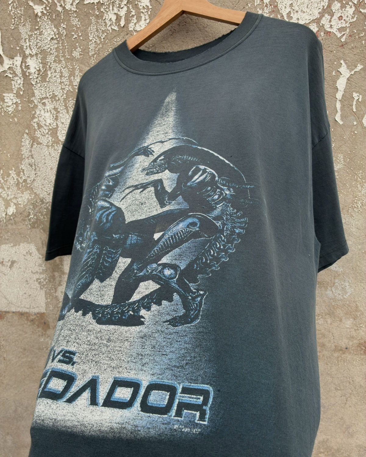 Vintage “RARE” Vintage ‘04 Alien vs Predator Mexican Movie Promo Tee Size US XL / EU 56 / 4 - 5 Thumbnail
