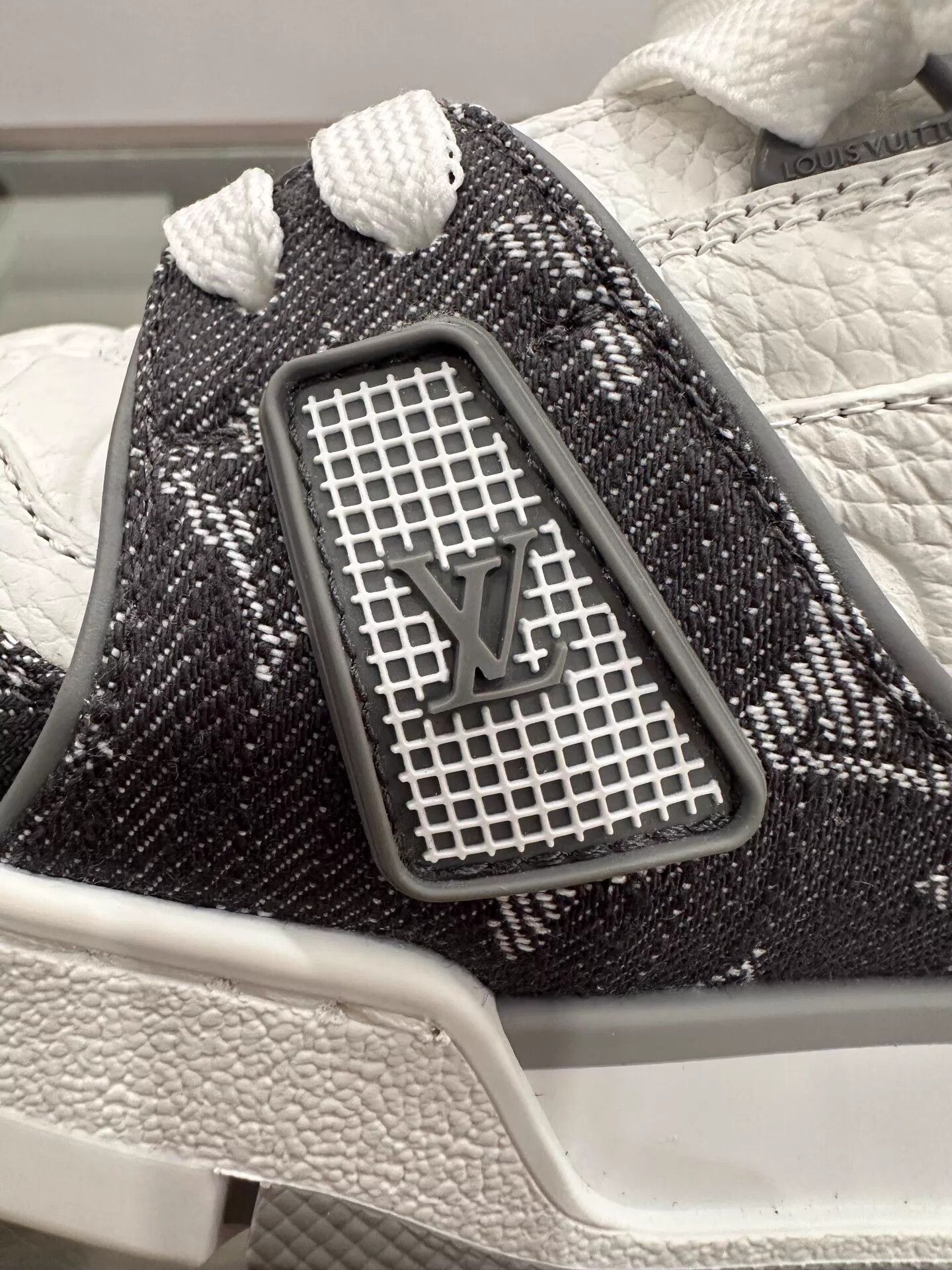 Louis Vuitton LV Men's Trainer Gray & White Monogram Uk8/42 Size US 9 / EU 42 - 7 Thumbnail