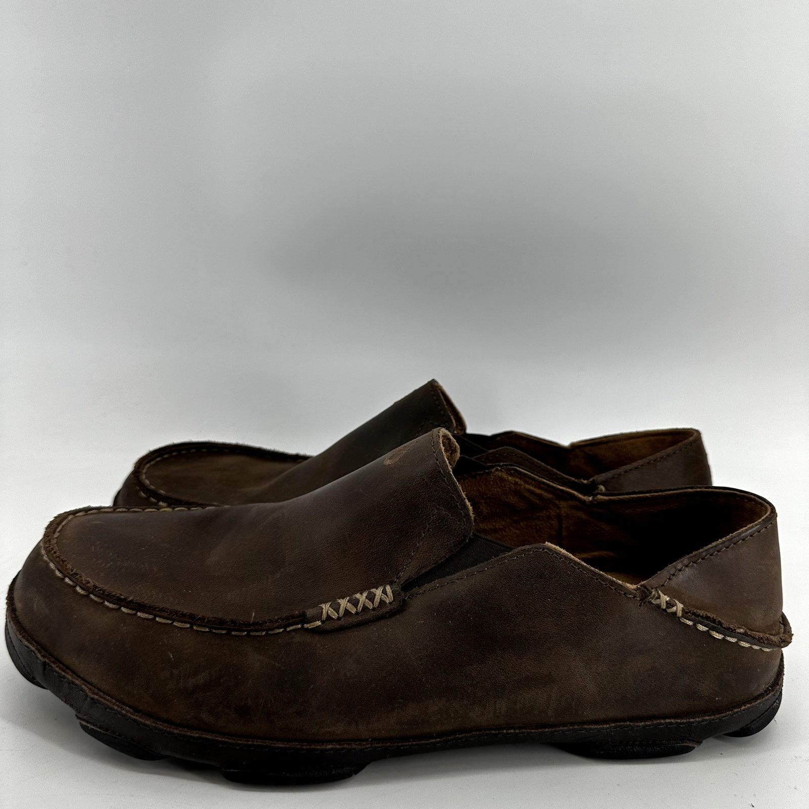 OluKai Moloa Men\'s Size 12 EU 45 Brown Leather Slip On Comfort Loafers Casual Olukai Moloa Slip On Shoes Nubuck Leather Dark Wood Java 12 main image 3