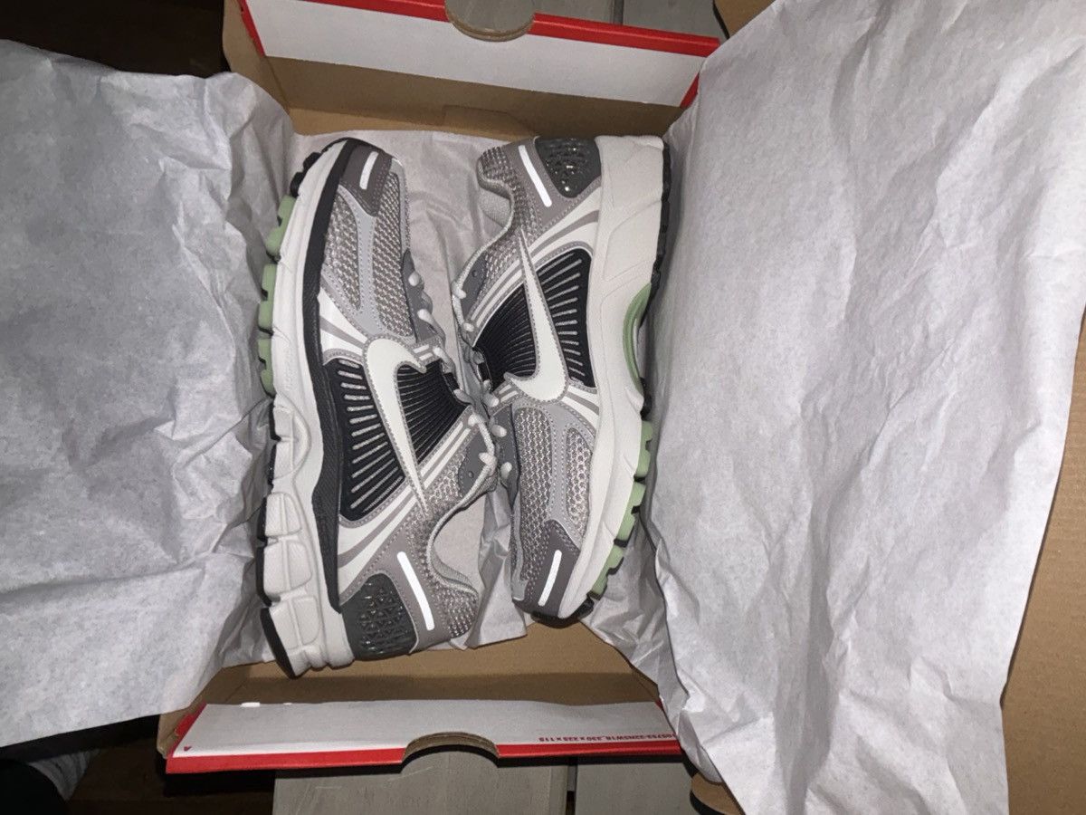 Nike Nike Zoom Vomero 5 Size US 7 / EU 40 - 2 Thumbnail