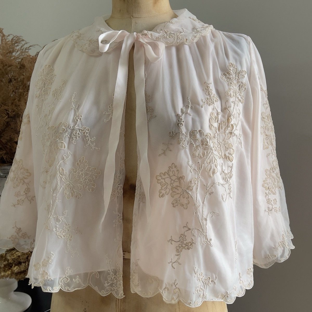 Vintage Vintage 1960s Pale Pink Embroidered Chiffon Bed Jacket (S–M) Size M / US 6-8 / IT 42-44 - 7 Thumbnail