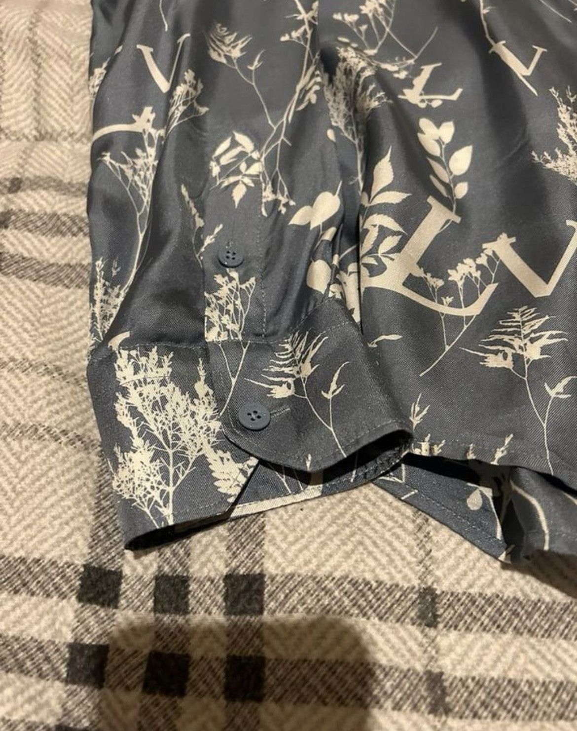 Louis Vuitton Louis vuitton silk shirt leaf size 44 Size US S / EU 44-46 / 1 - 3 Thumbnail