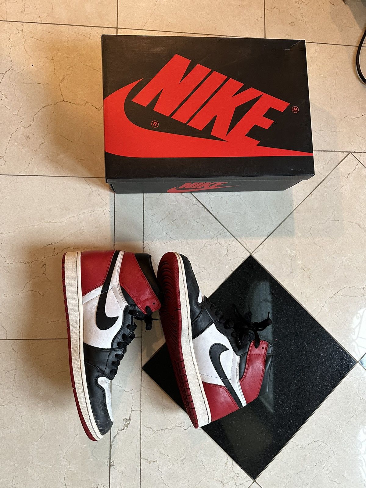Jordan Brand Jordan 1 Retro 2016 Black Toe Size US 11.5 / EU 44-45 - 2 Thumbnail