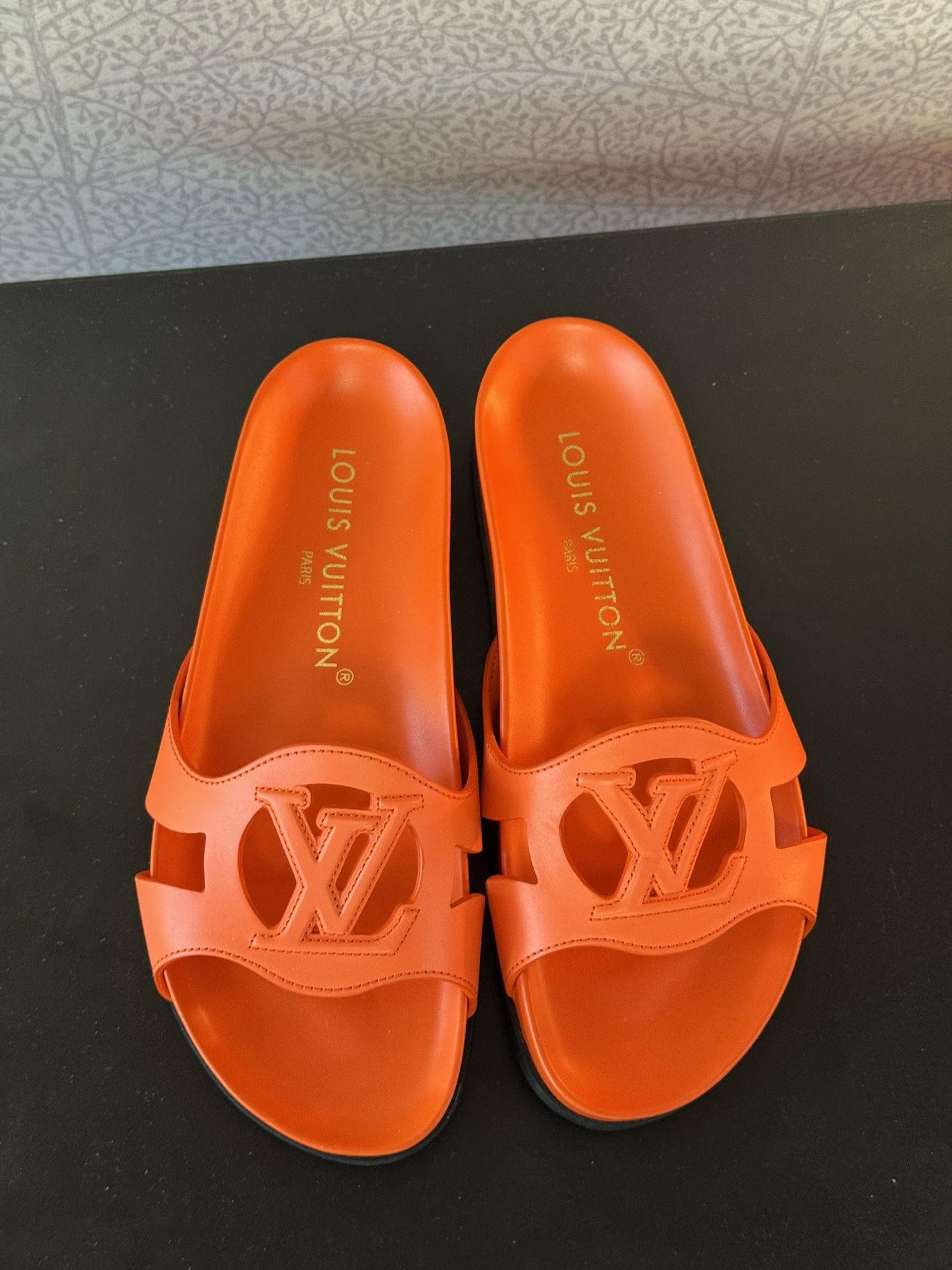 Louis Vuitton LV ISOLA FLAT COMFORT MULE 1ACMN5 EU 36 / USA 6 Size US 6 / IT 36 - 4 Thumbnail