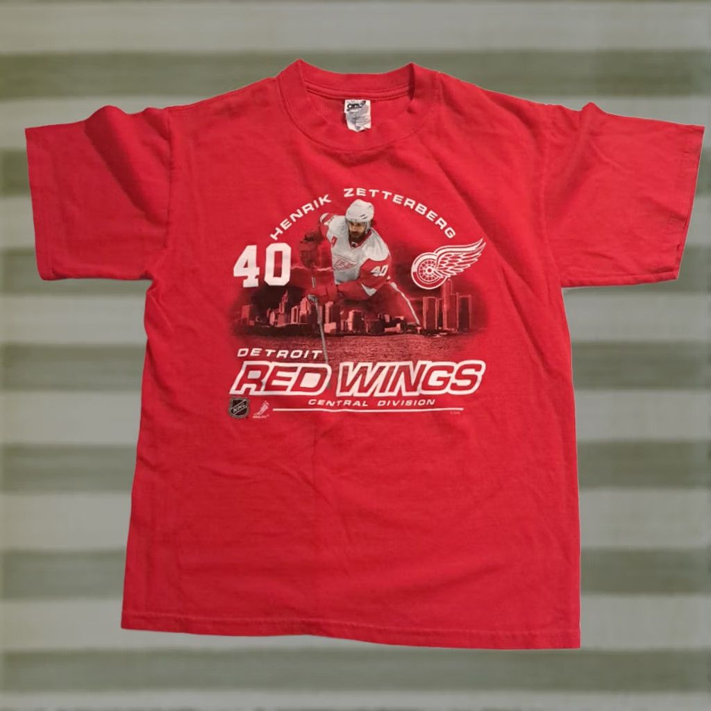 Anvil VINTAGE Henrik Zetterberg Detroit Red Wings Hockey T-Shirt Medium Anvil Red Mens M Short Sleeve Shirt Size US M / EU 48-50 / 2 - 1 Thumbnail