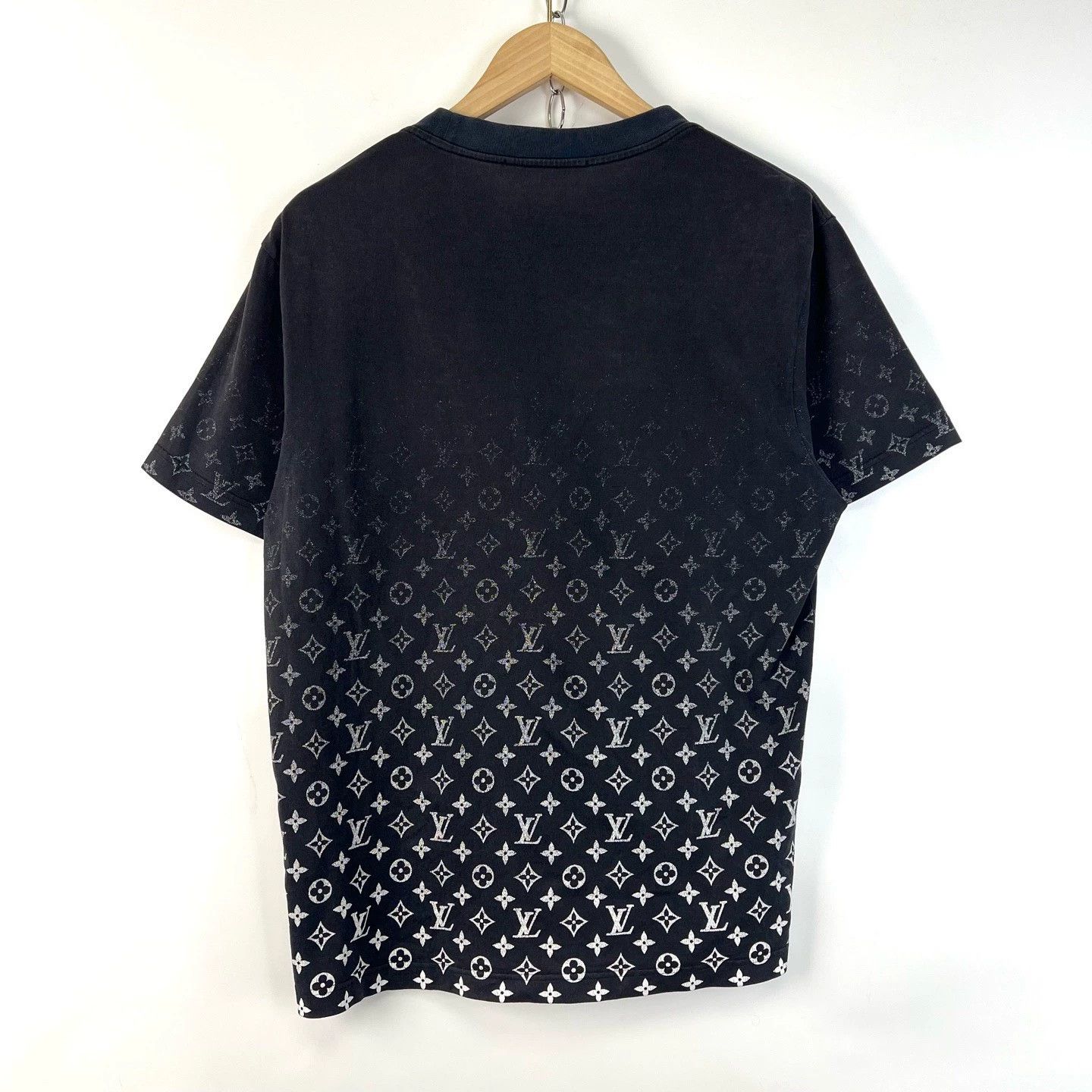 Louis Vuitton LV Black Gradient All-over Logo Print Short-Sleeve T-Shirt Size US M / EU 48-50 / 2 - 2 Thumbnail