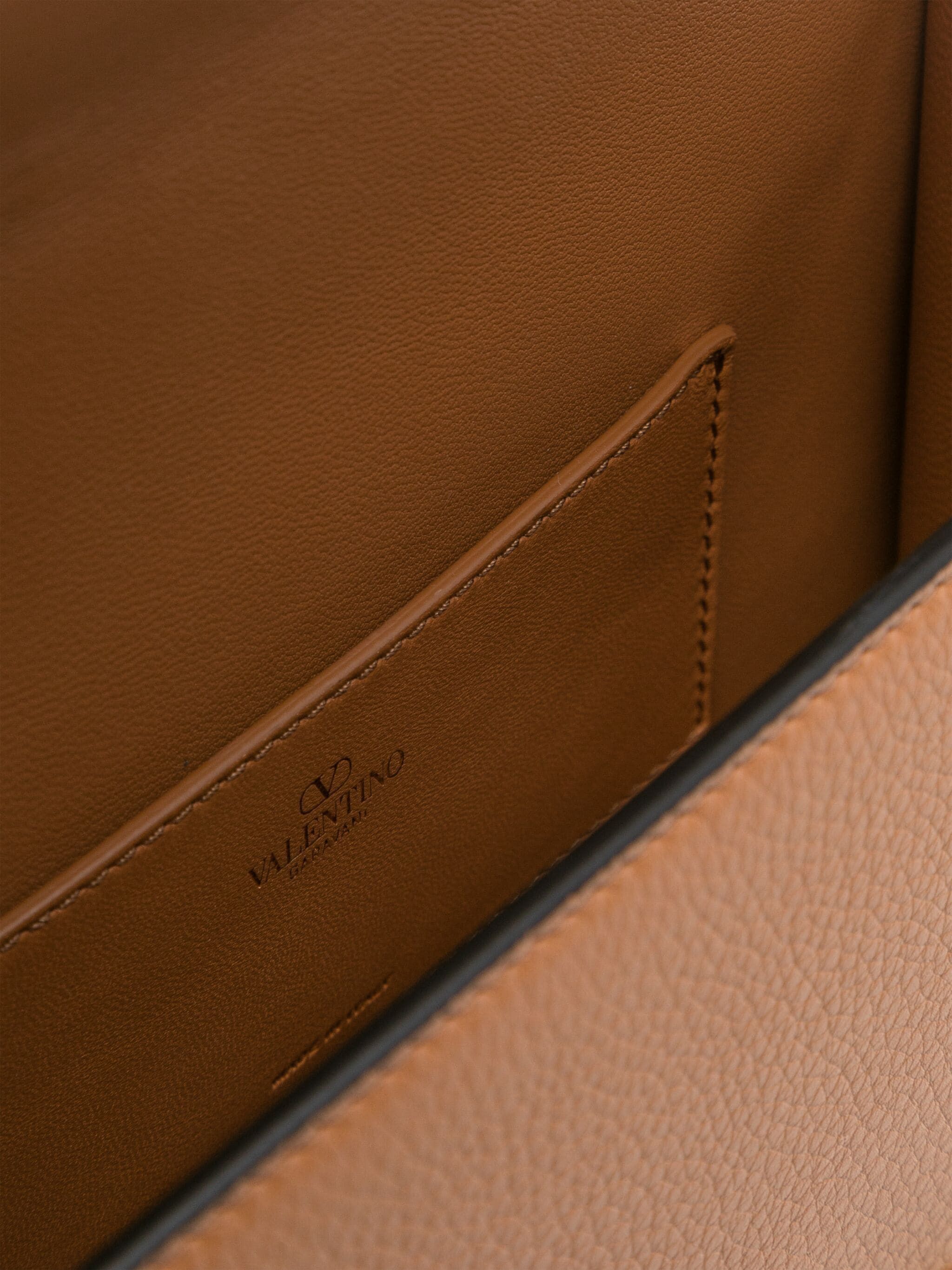 o1s22i1n0924 Size: OS / Vlogo Shoulder Bag in Brown