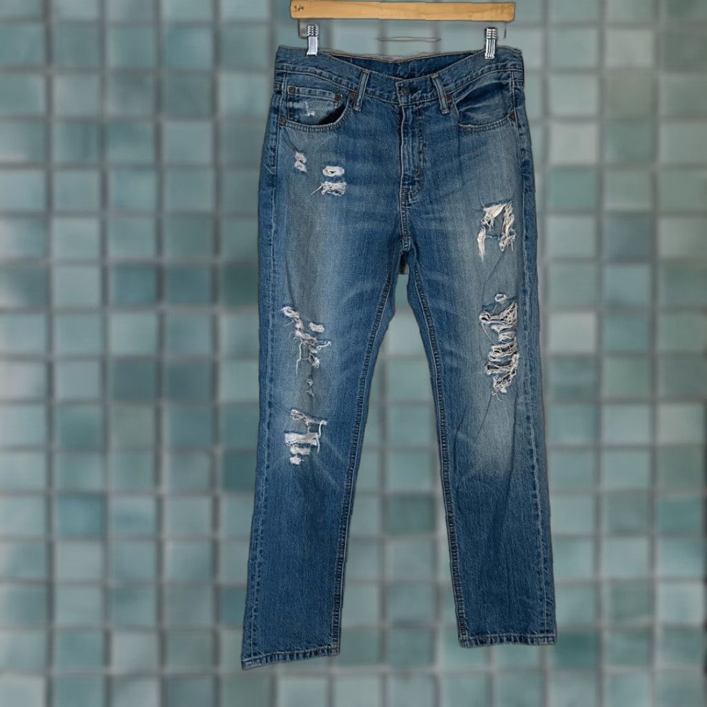 Vintage Levi’s Men’s 541 Athletic Fit Distressed Jeans W32 x L32 Blue Regular Jeans Men Size 32 32 Distressed Athletic Straight style 541 Size US 32 / EU 48 - 1 Thumbnail