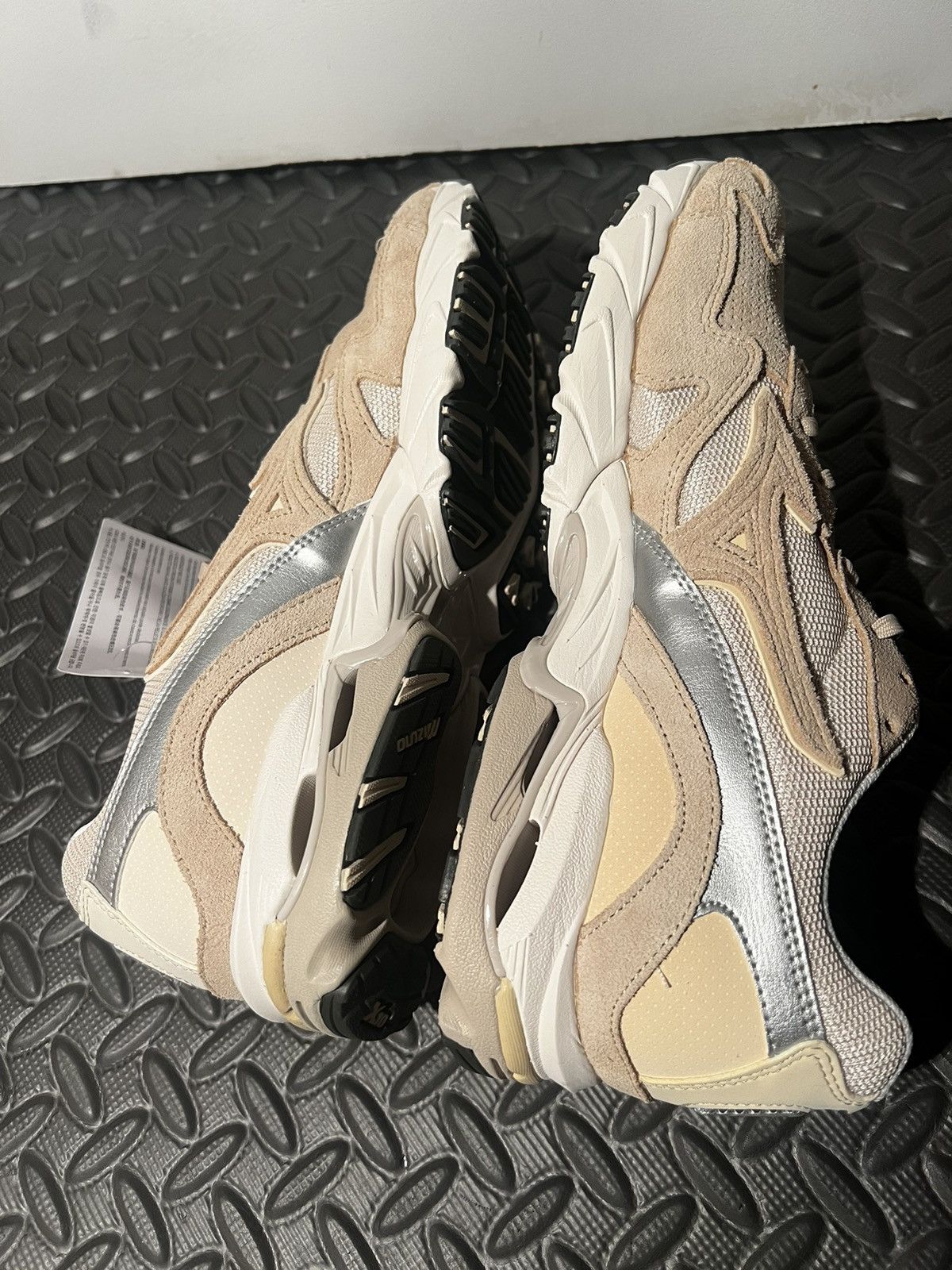Mizuno NEW Mizuno Wave Rider 10 Premium size 10 Beige Suede shoes Size US 10 / EU 43 - 9 Thumbnail