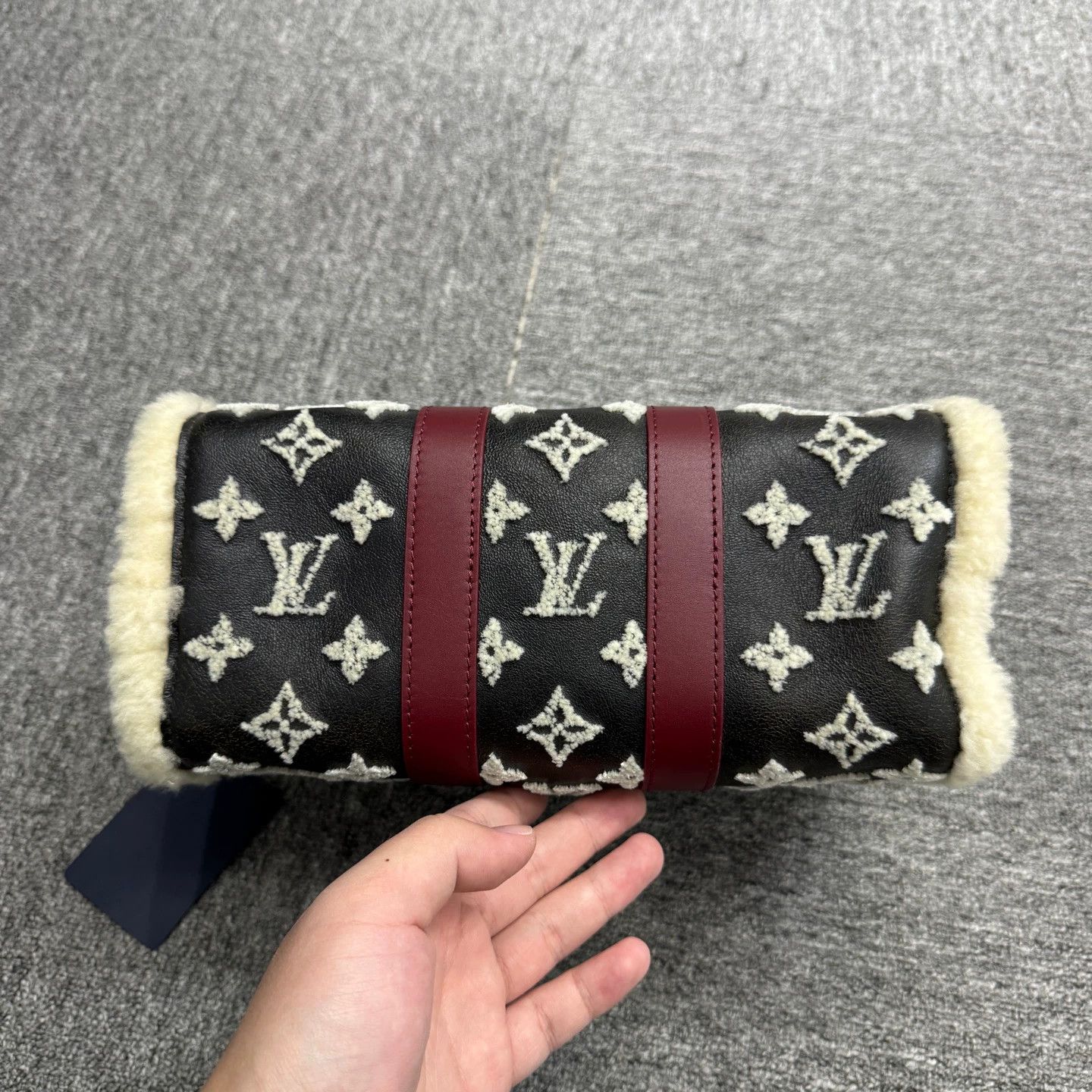 Louis Vuitton LV Shearling Keepall 25 Travel Bag Size ONE SIZE - 3 Thumbnail