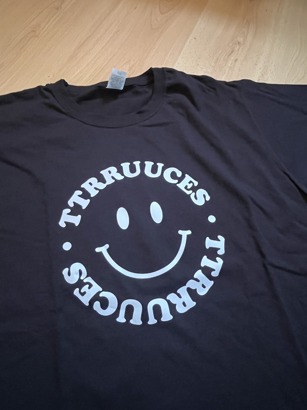 Band Tees Ttrruuces band smiley tee Size US L / EU 52-54 / 3 - 2 Thumbnail