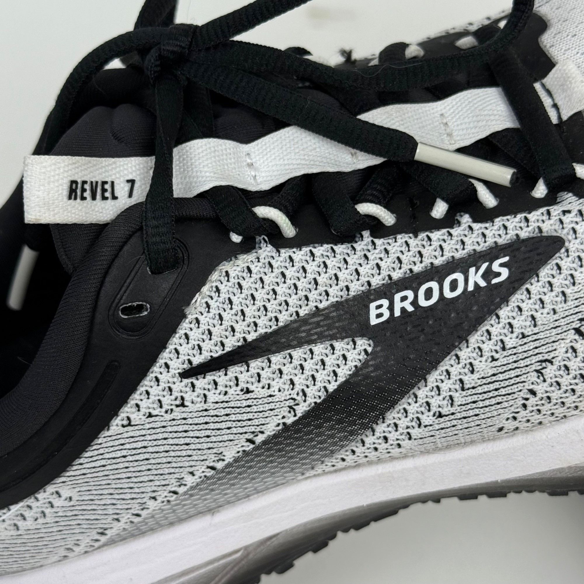 Brooks Brooks Women's Revel 7 Running Shoes White/Black Size 8.5 Size US 8.5 / IT 38.5 - 2 Thumbnail