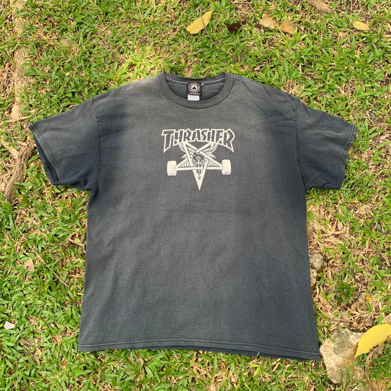 Vintage Thrashed Sun Faded Thrasher Distressed Grunge ERD WCC BAND Size US XL / EU 56 / 4 - 1 Thumbnail