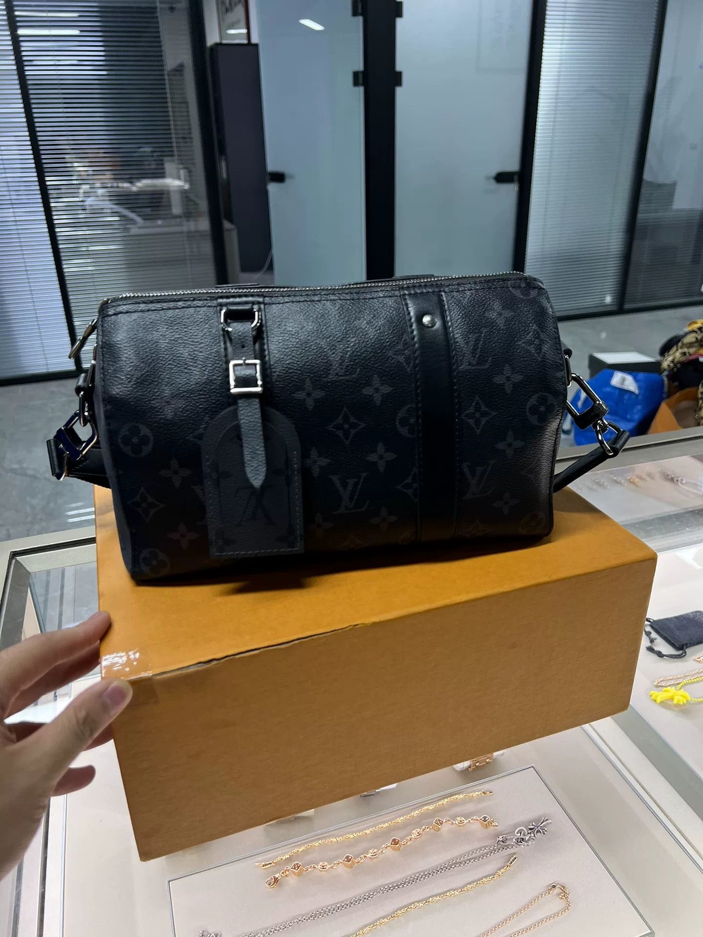 Louis Vuitton lv keepall 27 black warrior bag Size ONE SIZE - 1 Thumbnail