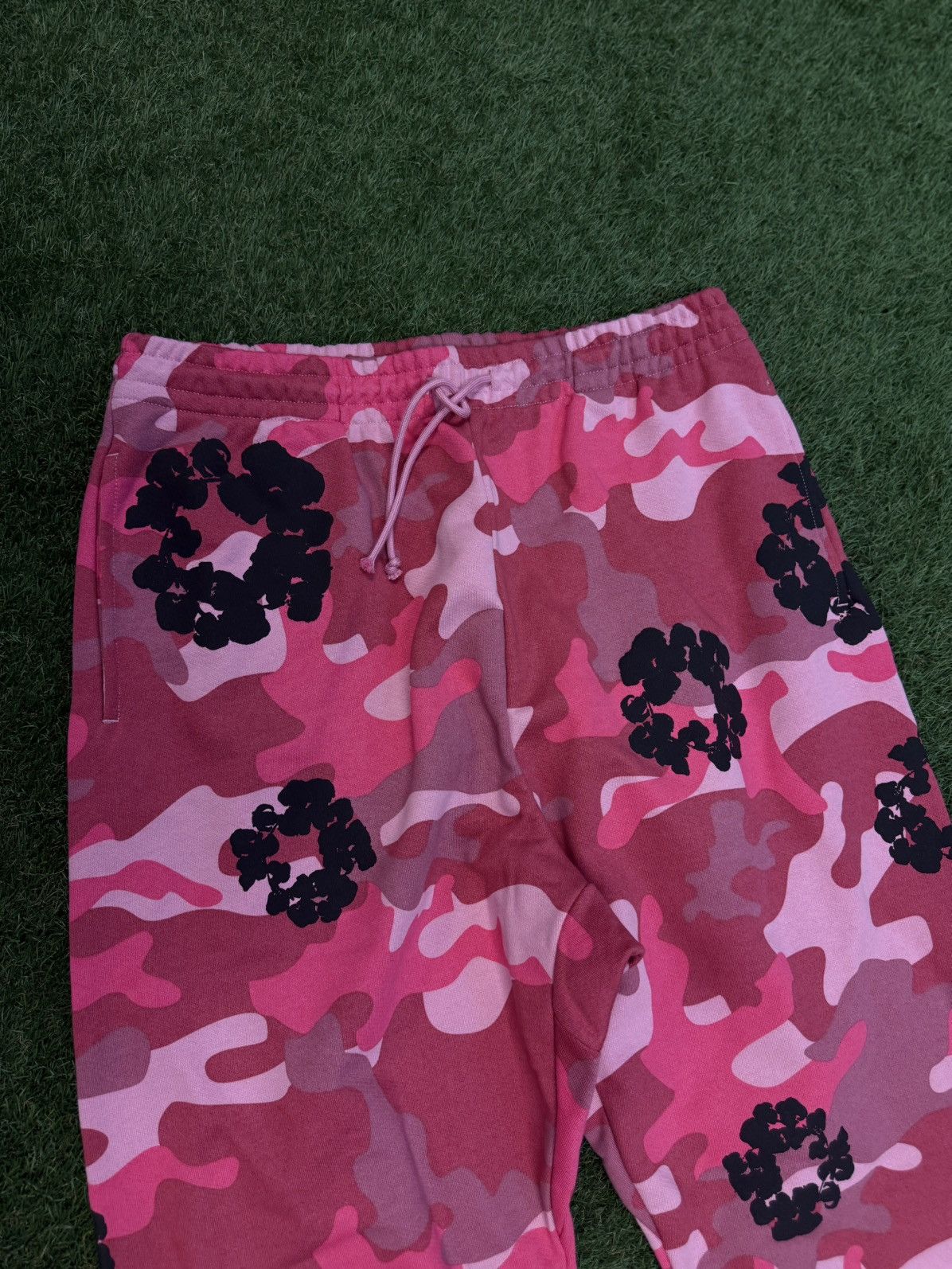 DENIM TEARS Denim Tears Cotton Wreath Pink Camo Sweatpants XXL (NEW) Size US 36 / EU 52 - 5 Thumbnail