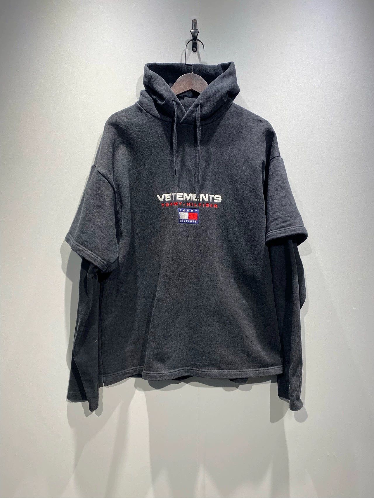 Vetements Vetements Logo Print Layered Hoodie - dmc Size US XS / EU 42 / 0 - 1 Thumbnail