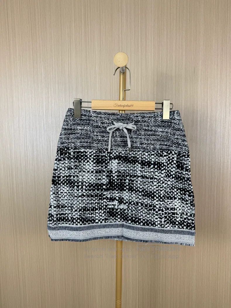 Chanel Chanel Short skirt with velvet Size 24" / US 00 / IT 34 - 1 Thumbnail