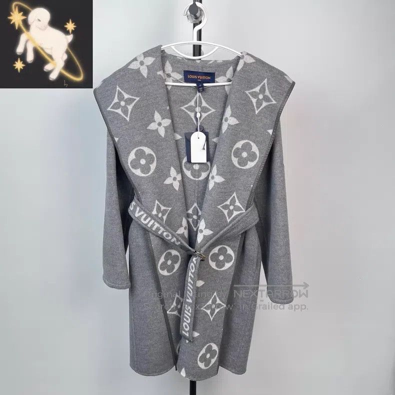 Louis Vuitton Louis Vuitton Long bathrobe coat in light grey with full p Size 4XL / US 24-26 - 1 Thumbnail