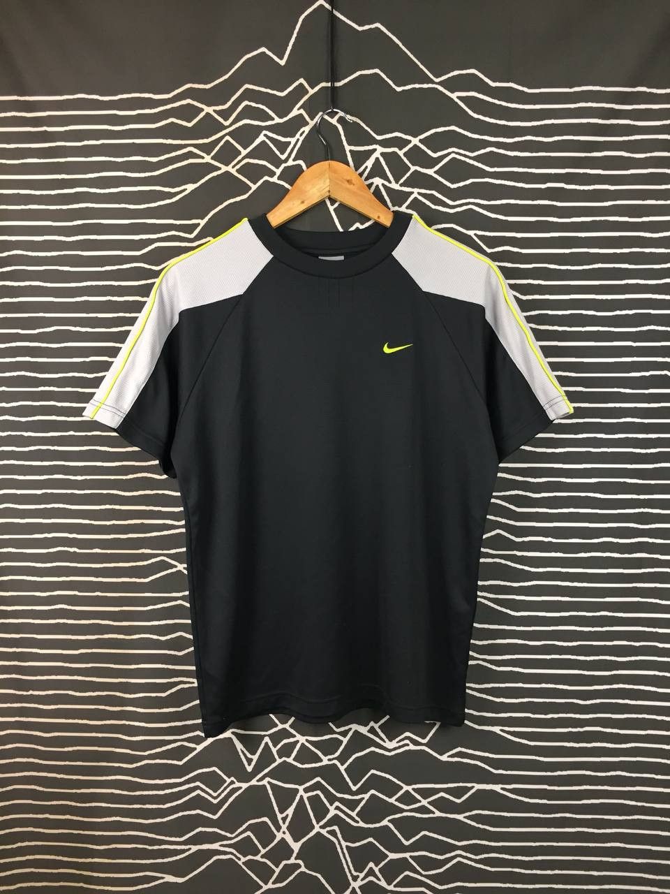Nike Nike Fit Dry Neon Green Swoosh Logo Performance Tee Size US M / EU 48-50 / 2 - 2 Thumbnail