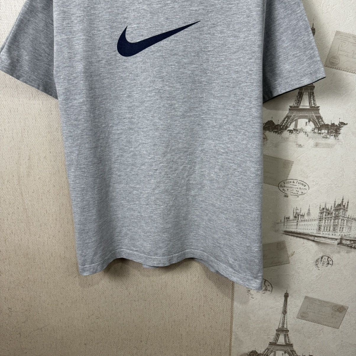 Nike × Vintage Vintage Nike 90s T shirt Centre Logo Gray XL Streetwear Size US XL / EU 56 / 4 - 9 Thumbnail