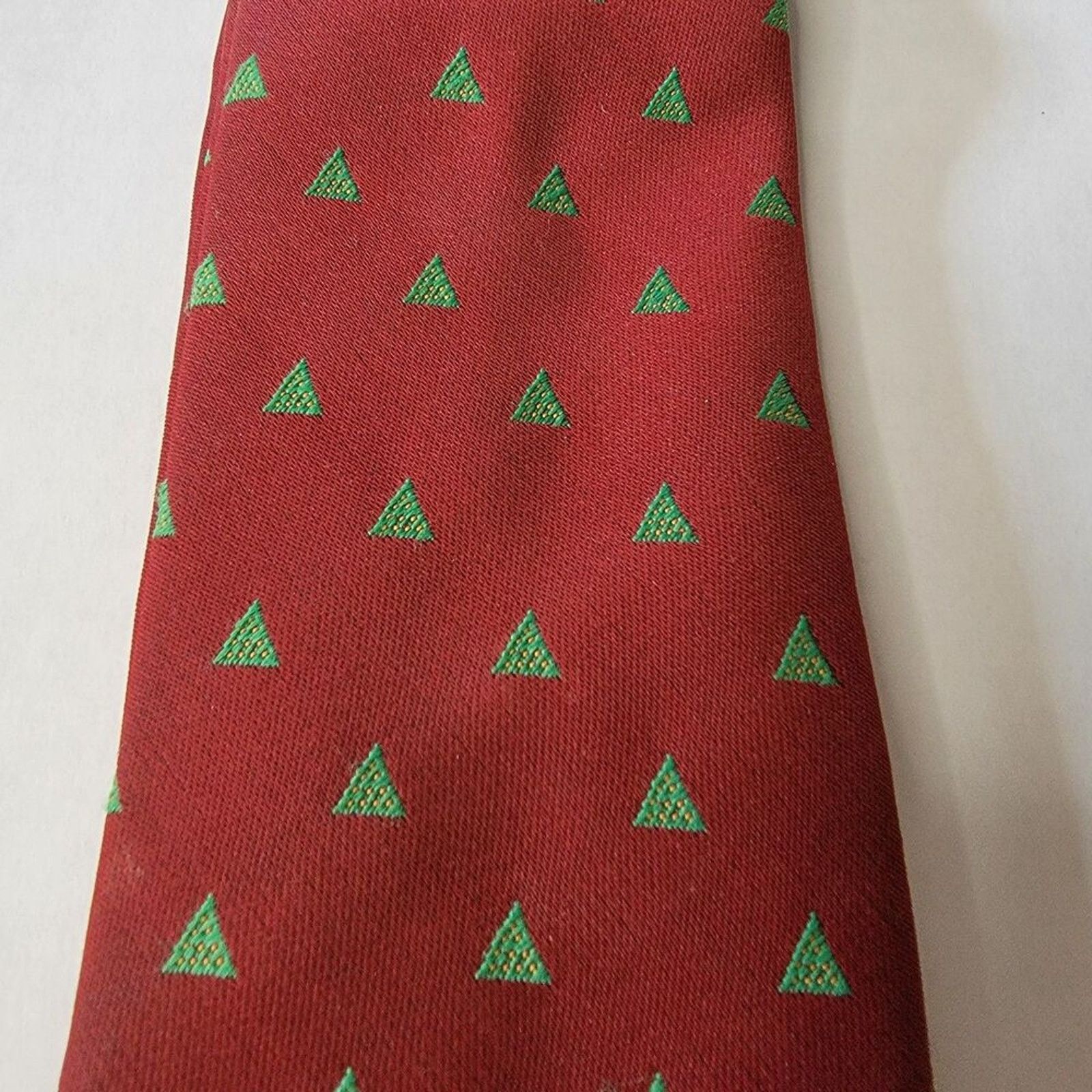 Other VINTAGE Avon Christmas Tie 1985- Green Triangles- Maroon Size ONE SIZE - 1 Thumbnail
