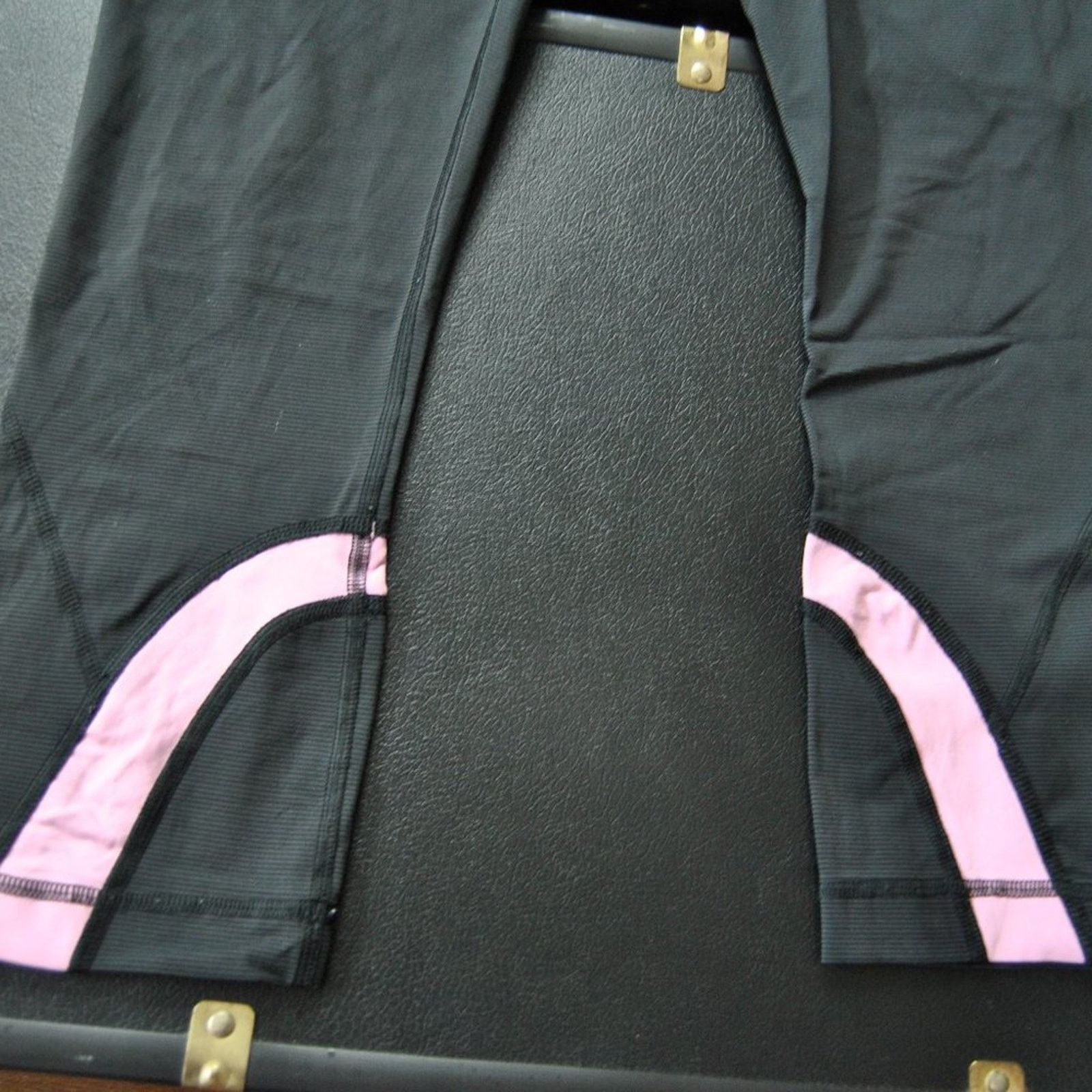 Lululemon Lululemon Black w/ Pink Leggings Size: 6 Size 28" / US 6 / IT 42 - 4 Thumbnail