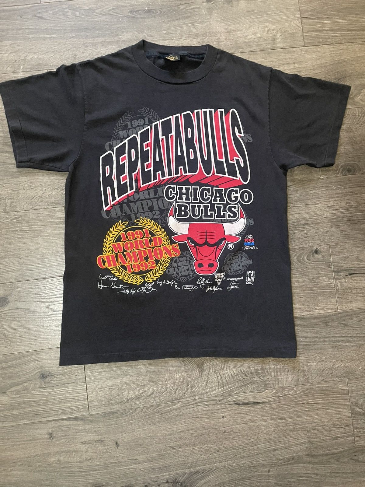 Vintage Vintage 90s Chicago bulls repeatabulls shirt Size US L / EU 52-54 / 3 - 1 Thumbnail