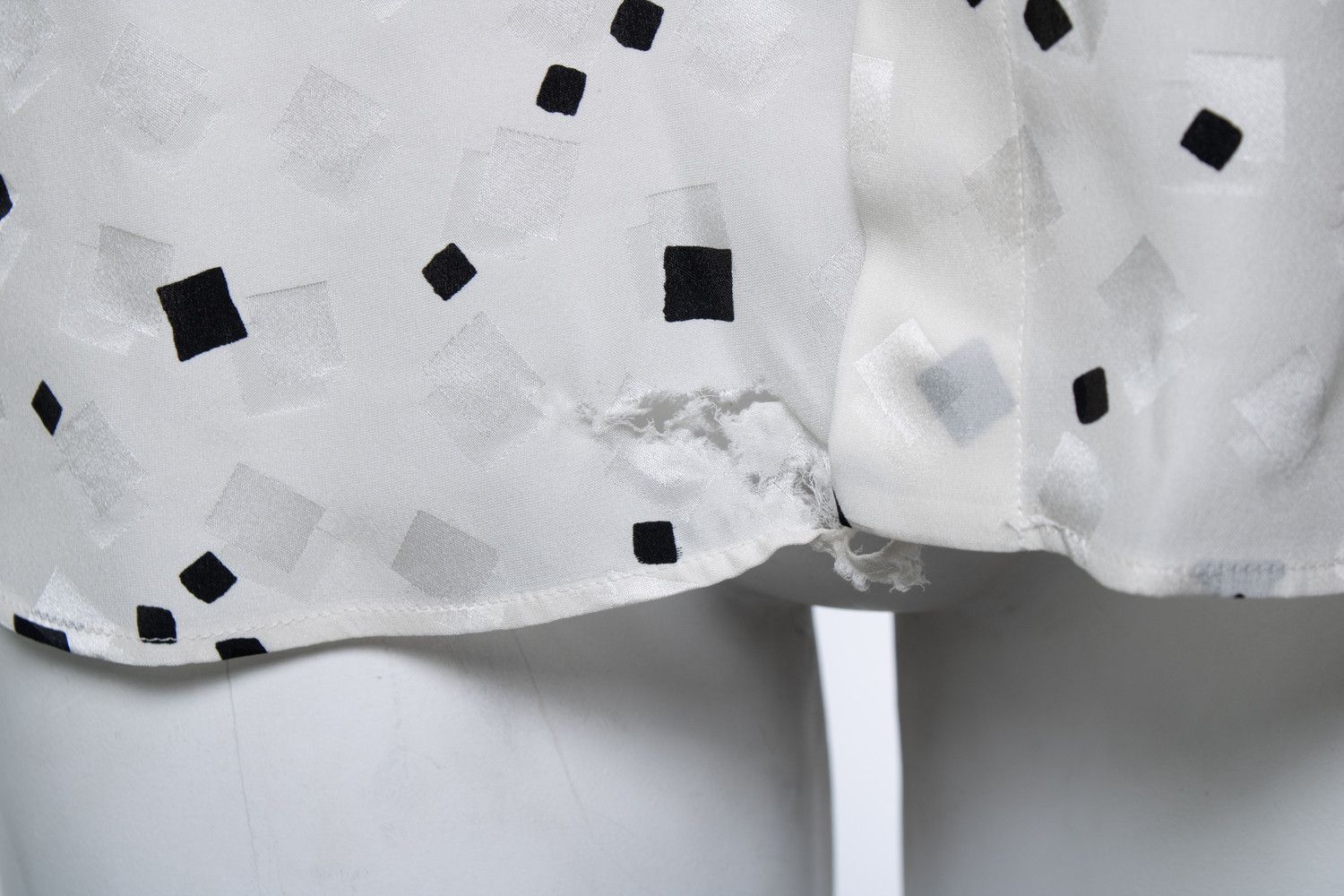 Saint Laurent Paris Saint Laurent, white shirt with matte and shiny cubes Size US S / EU 44-46 / 1 - 5 Thumbnail