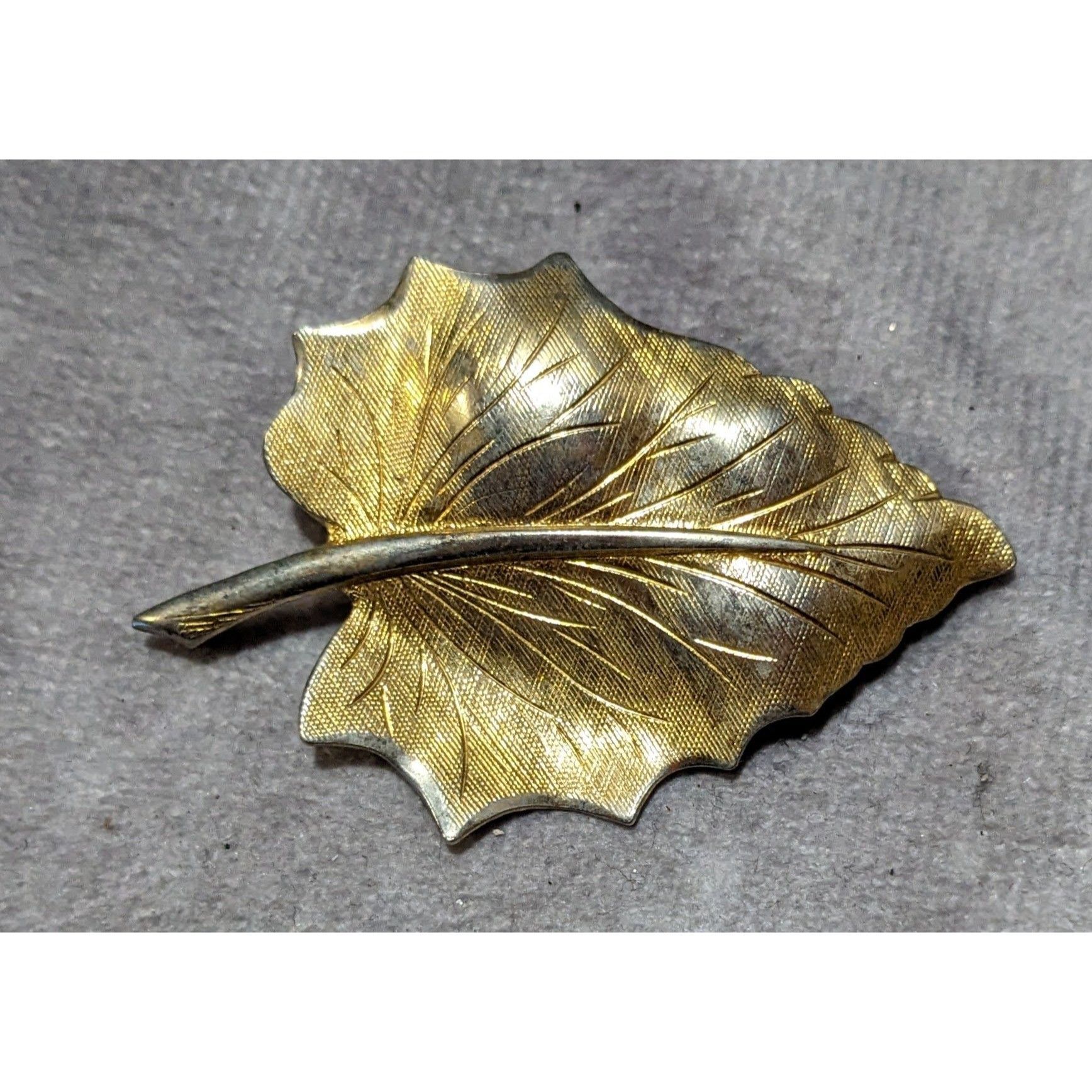 Other Vintage Etched Gold Tone Textured Leaf Brooch Size ONE SIZE - 4 Thumbnail