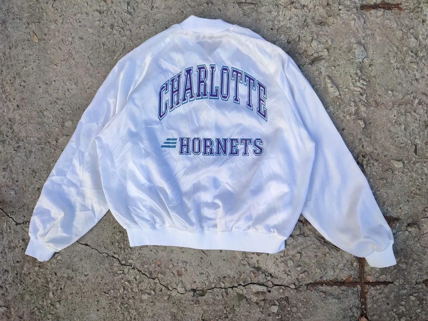 NBA Vintage Charlotte Hornets Logo Bomber Jacket Size US L / EU 52-54 / 3 - 7 Thumbnail