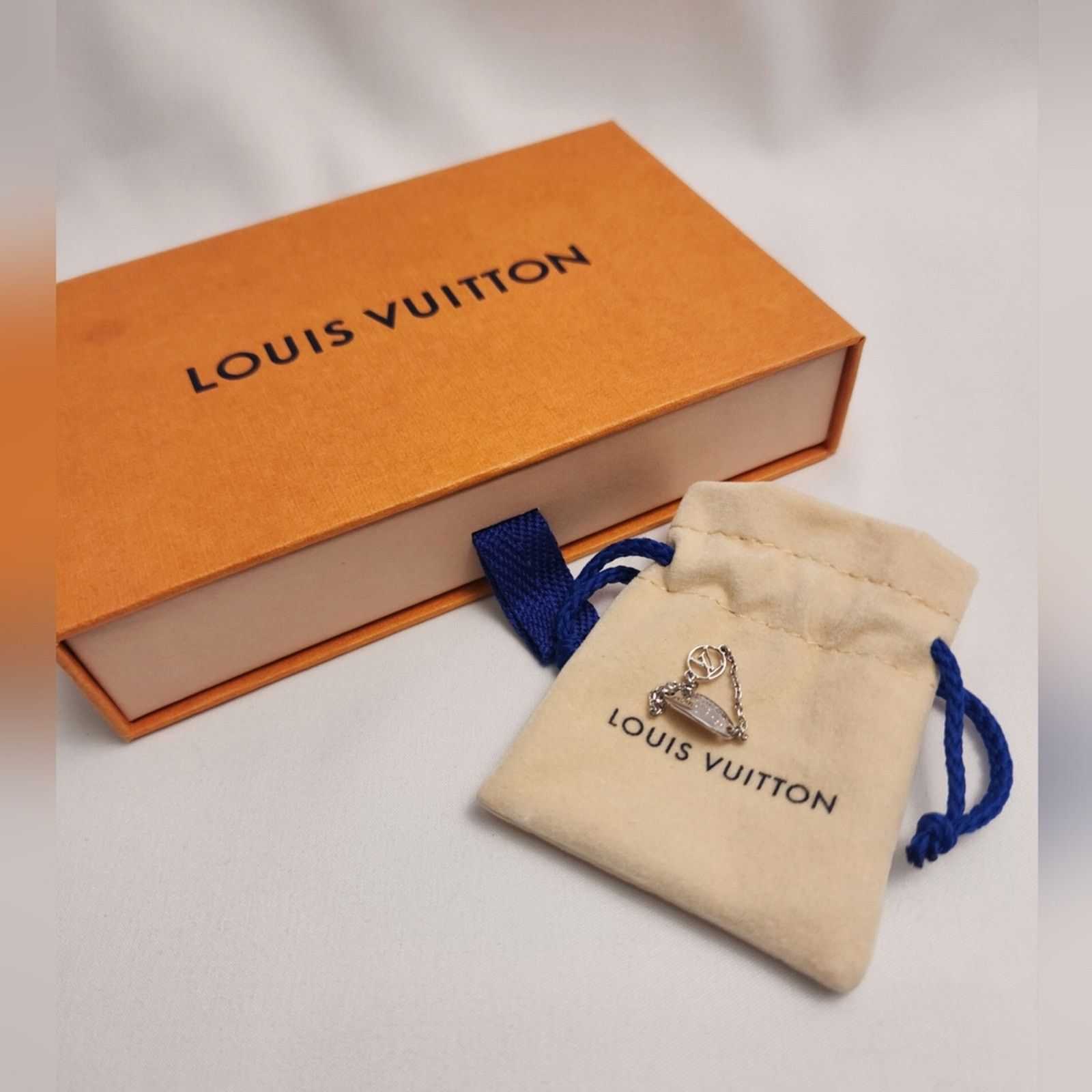 Louis Vuitton Authentic Louis Vuitton Silver Chain blooming strass ring Size ONE SIZE - 11 Thumbnail