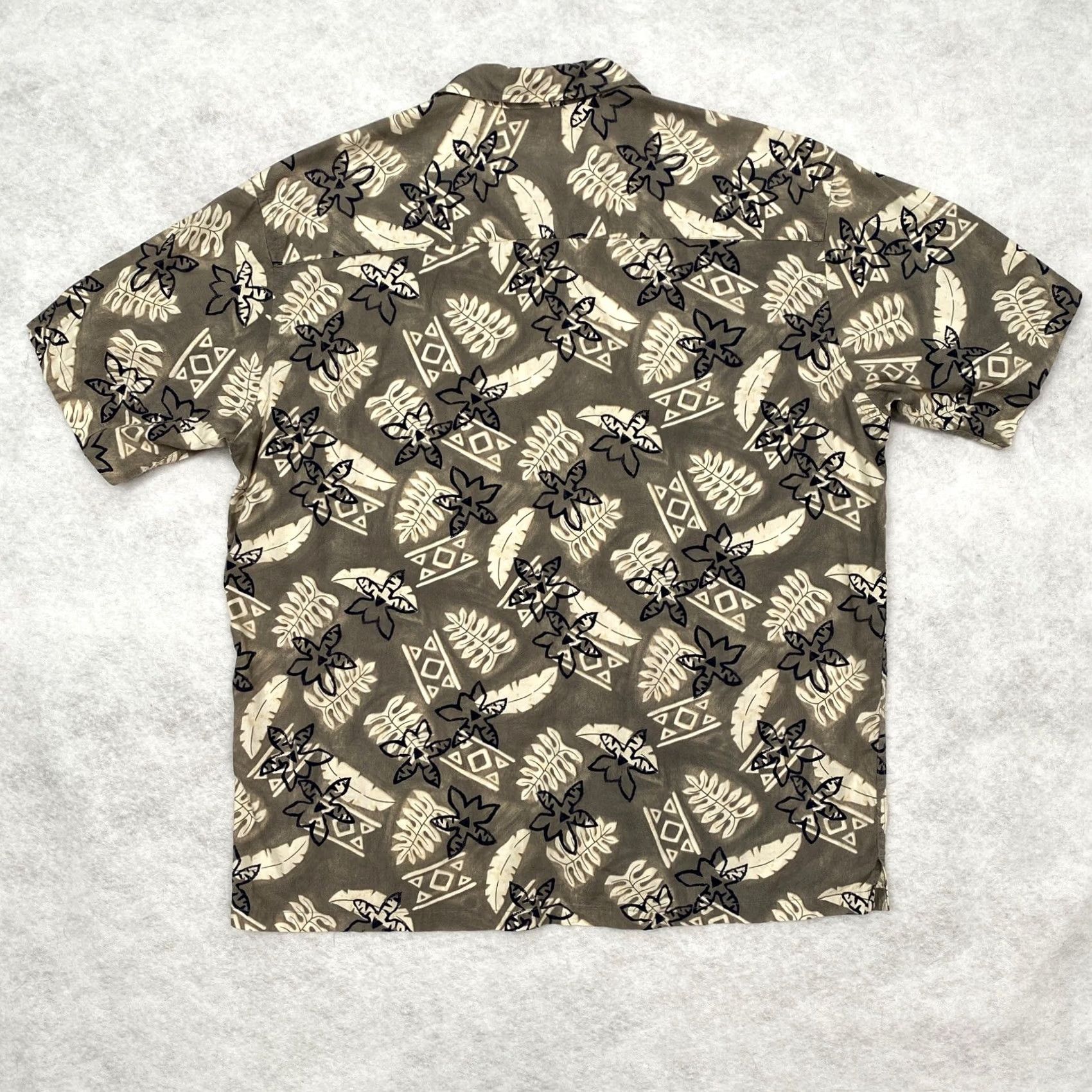 Pendleton Pendleton Mens Large Hawaiian Floral Turtle Grey Short Sleeve Button-Up Shirt Size US 33 - 8 Thumbnail