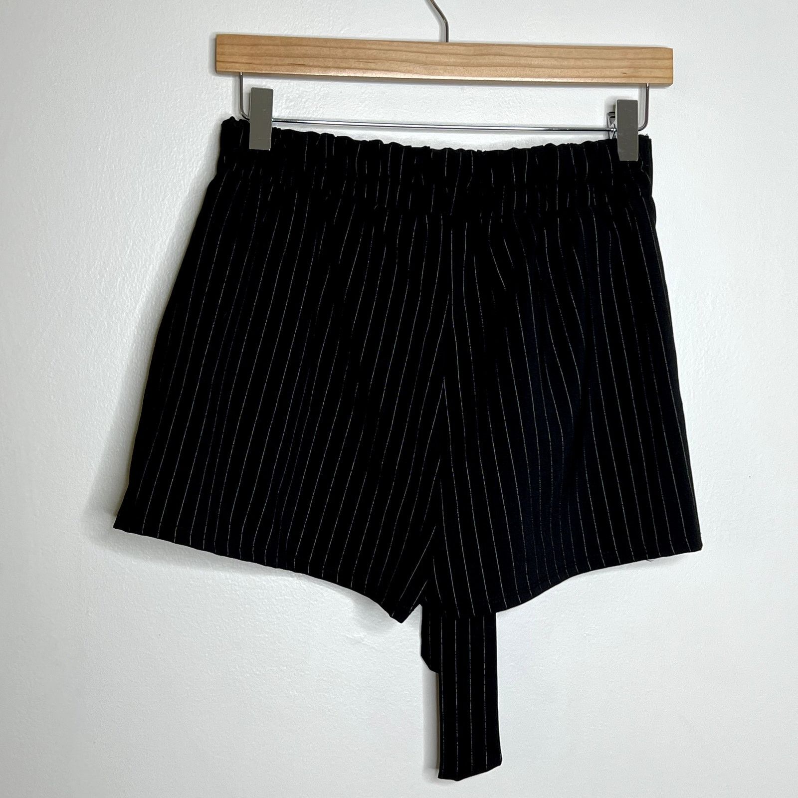 Other Fashion Nova Black Striped Tie Shorts Size 27" / US 4 / IT 40 - 2 Thumbnail