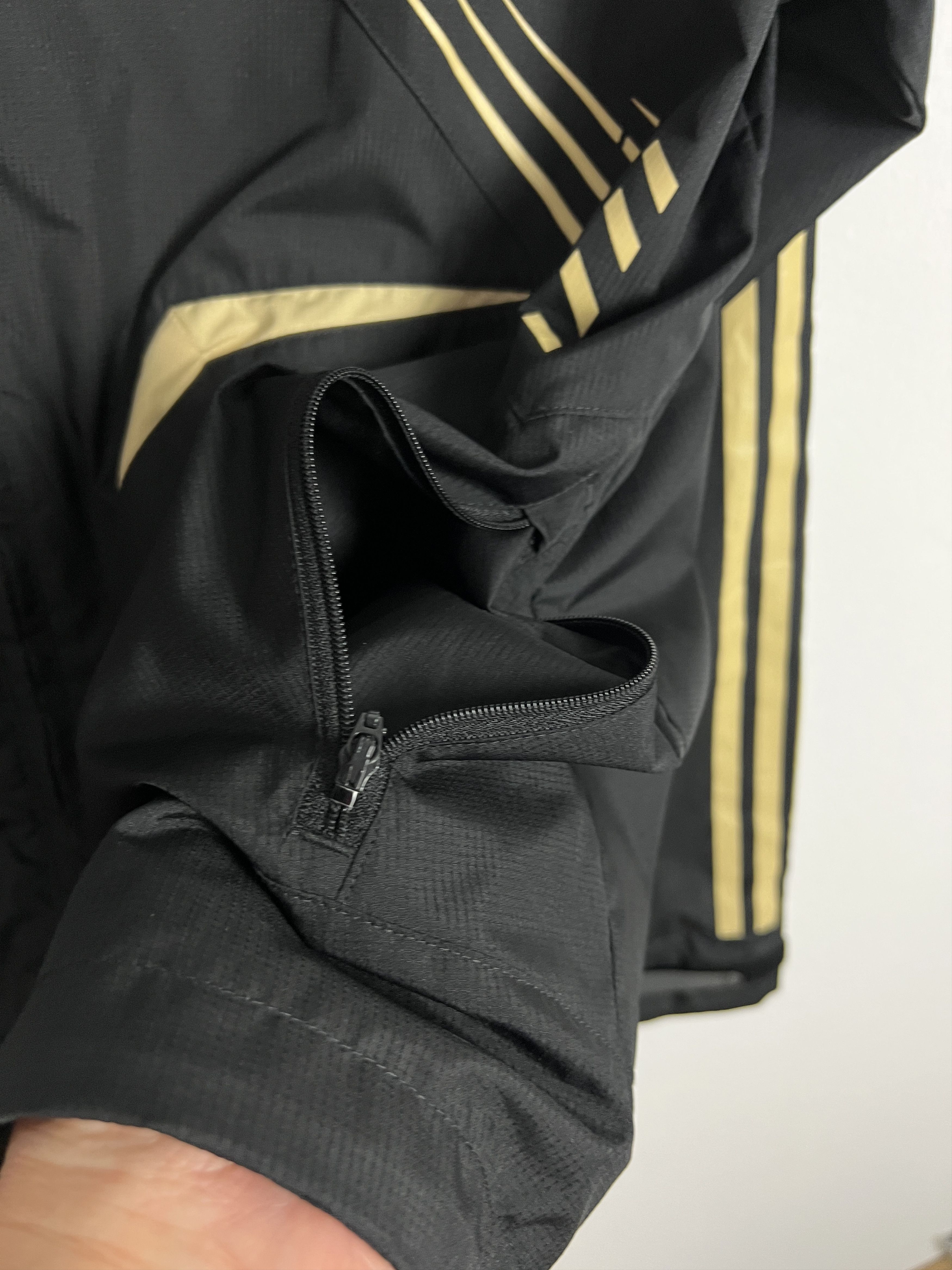 Adidas Vintage Adidas Liverpool Football Jacket Soccer Hooded Size US L / EU 52-54 / 3 - 6 Thumbnail